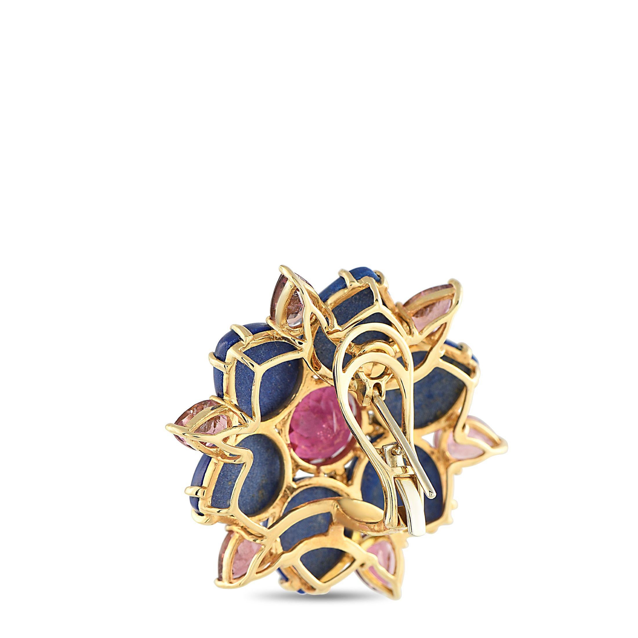 Giocosi ma eleganti, questi orecchini vintage sbocciano come lanterne accattivanti. Ogni orecchino ispirato a un fiore combina ricche pietre di lapislazzuli blu con tormaline rosa, accentuate da diamanti scintillanti che aggiungono il perfetto tocco