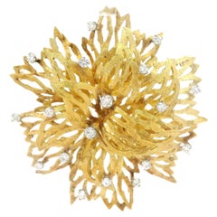 Spilla d'epoca in oro giallo 18k con diamante, grande fiore strutturato e spray di fuoco