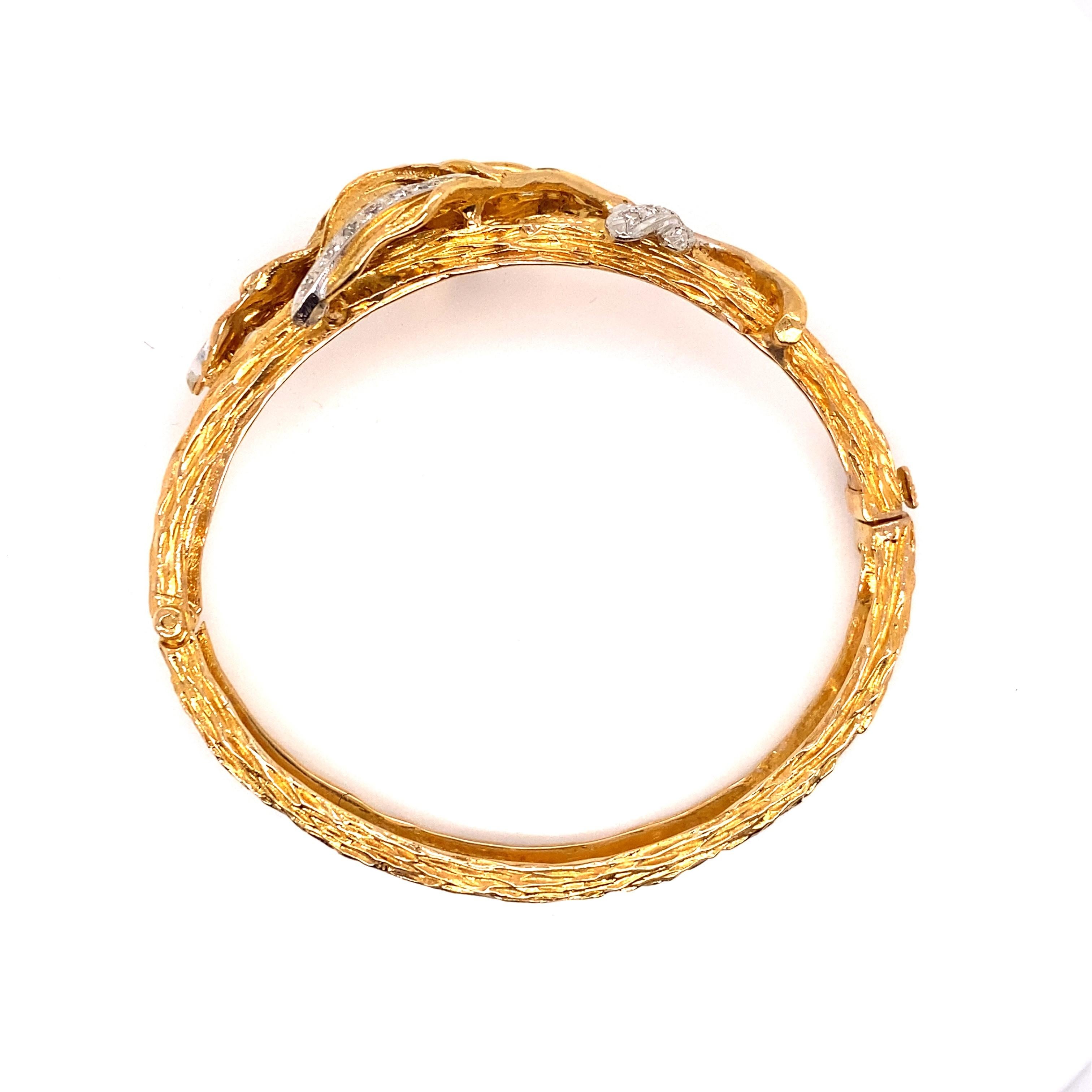 Rétro Bracelet jonc feuille vintage en or jaune 18 carats avec diamants en vente