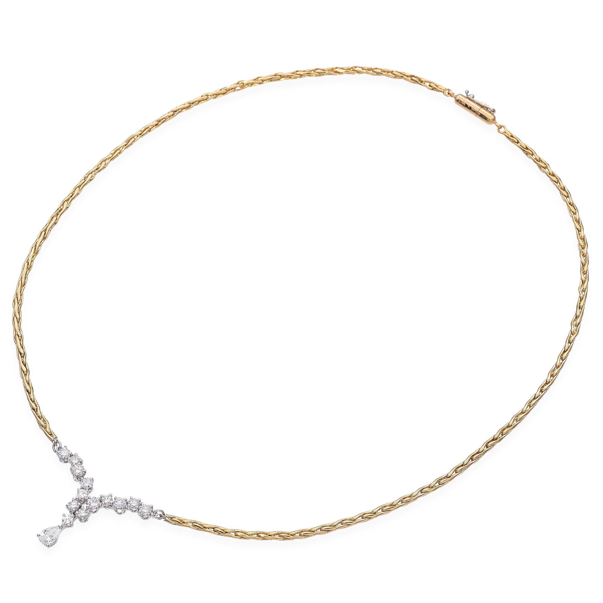 Intemporel et sophistiqué, ce collier vintage présente un design gracieux en or jaune 18 carats, orné de diamants naturels brillants. La forme sculpturale en V encadre élégamment le décolleté, tandis que les diamants ajoutent un éclat radieux,