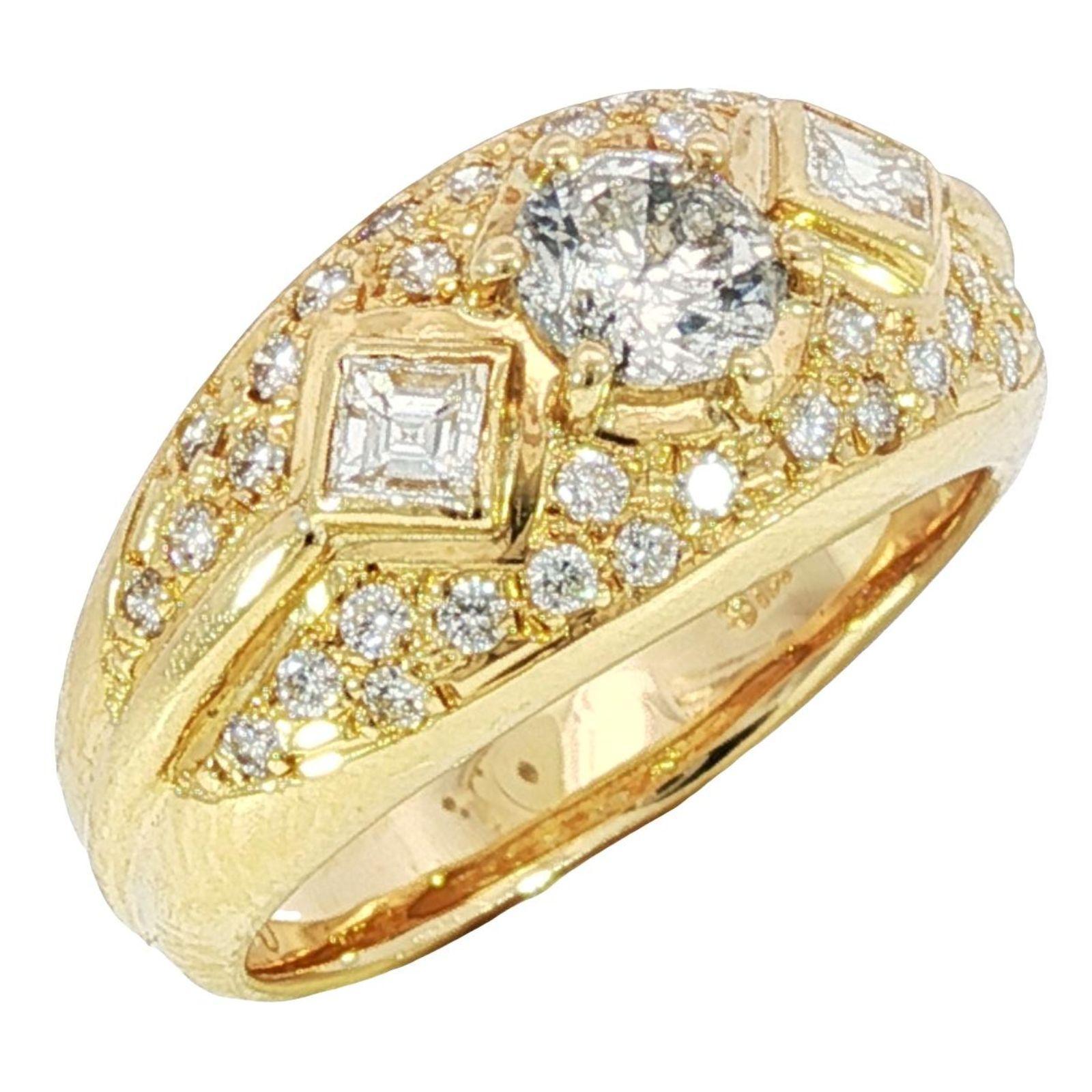 Anello vintage in oro giallo 18 carati con diamanti, misura 5,5

Questo anello in oro giallo 18 carati presenta un diamante centrale dal taglio rotondo del peso di 1,01 carati, la cui tonalità bianca brillante è splendidamente completata dal calore