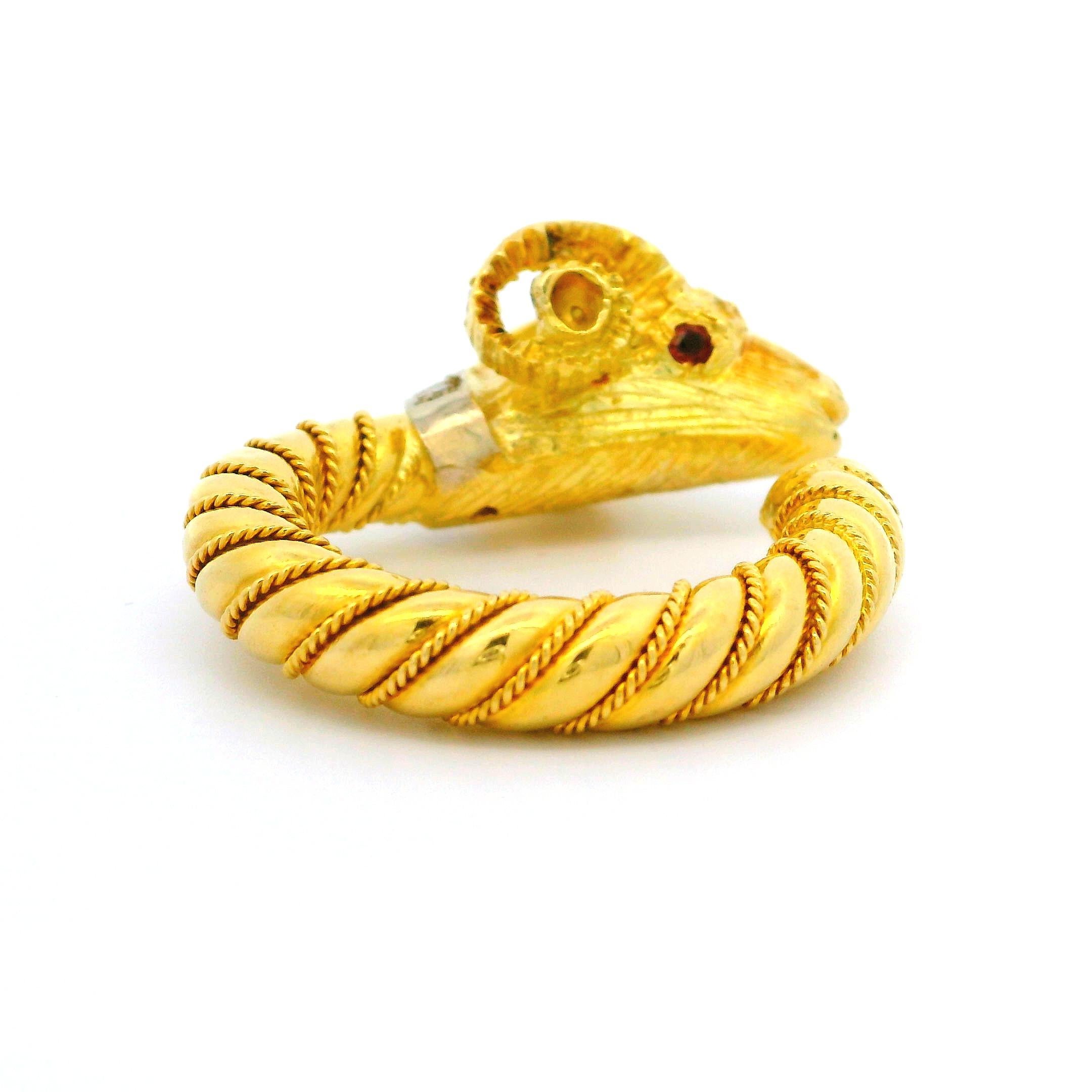 Vintage 18k Yellow Gold Diamond & Ruby Twisted Wire Detailed Ram's Head Ring In Excellent Condition For Sale In Montclair, NJ