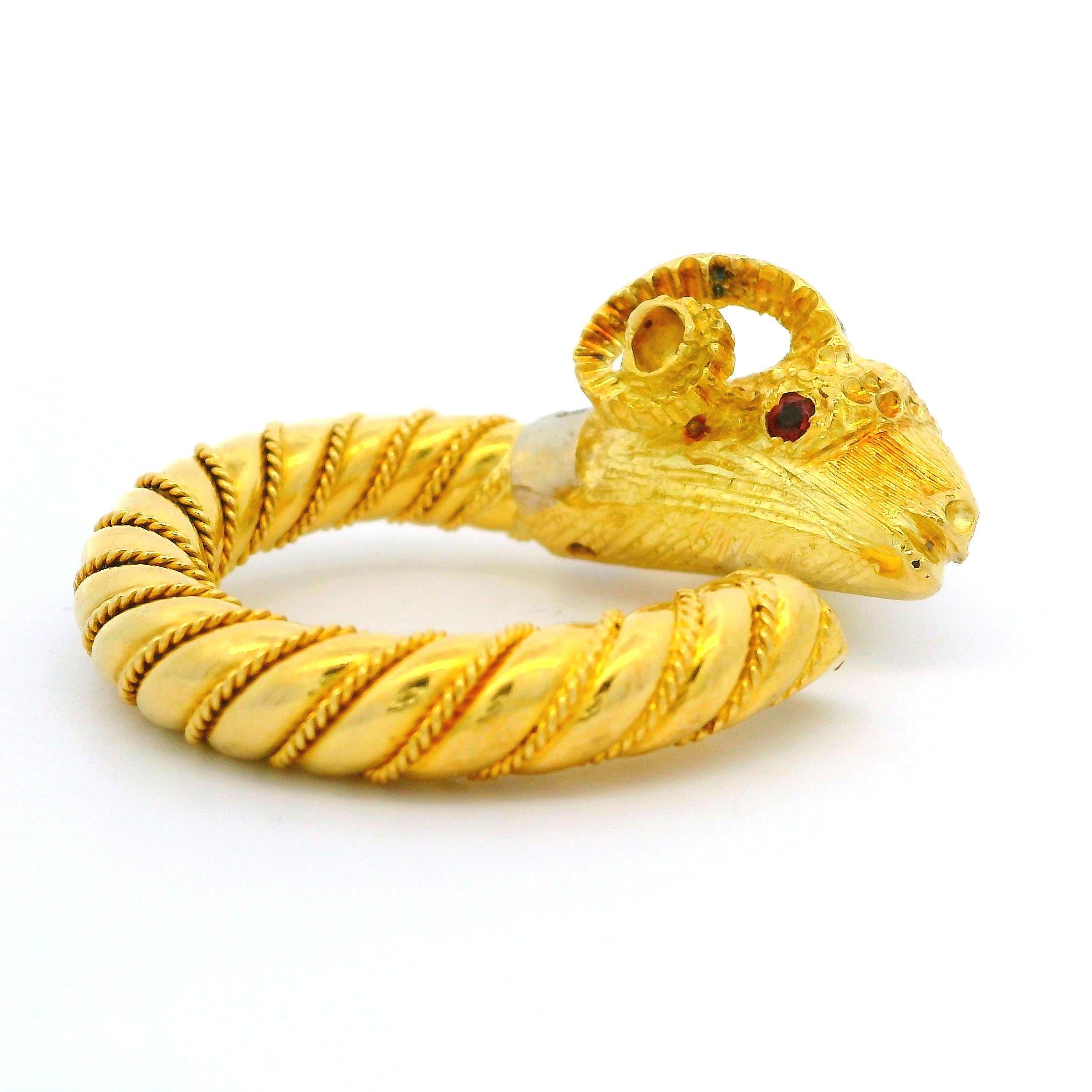 Vintage 18k Yellow Gold Diamond & Ruby Twisted Wire Detailed Ram's Head Ring For Sale 1