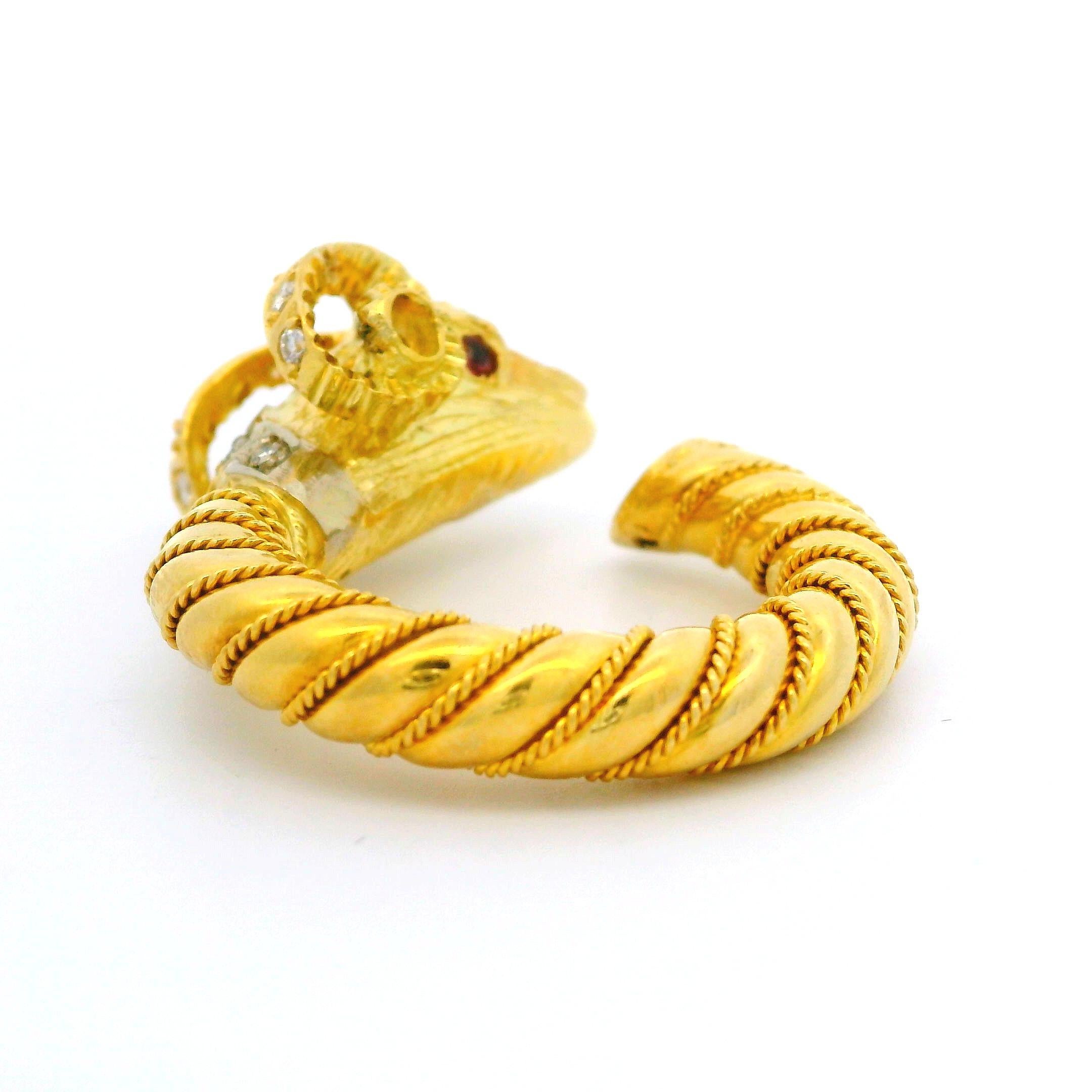 Vintage 18k Yellow Gold Diamond & Ruby Twisted Wire Detailed Ram's Head Ring For Sale 2