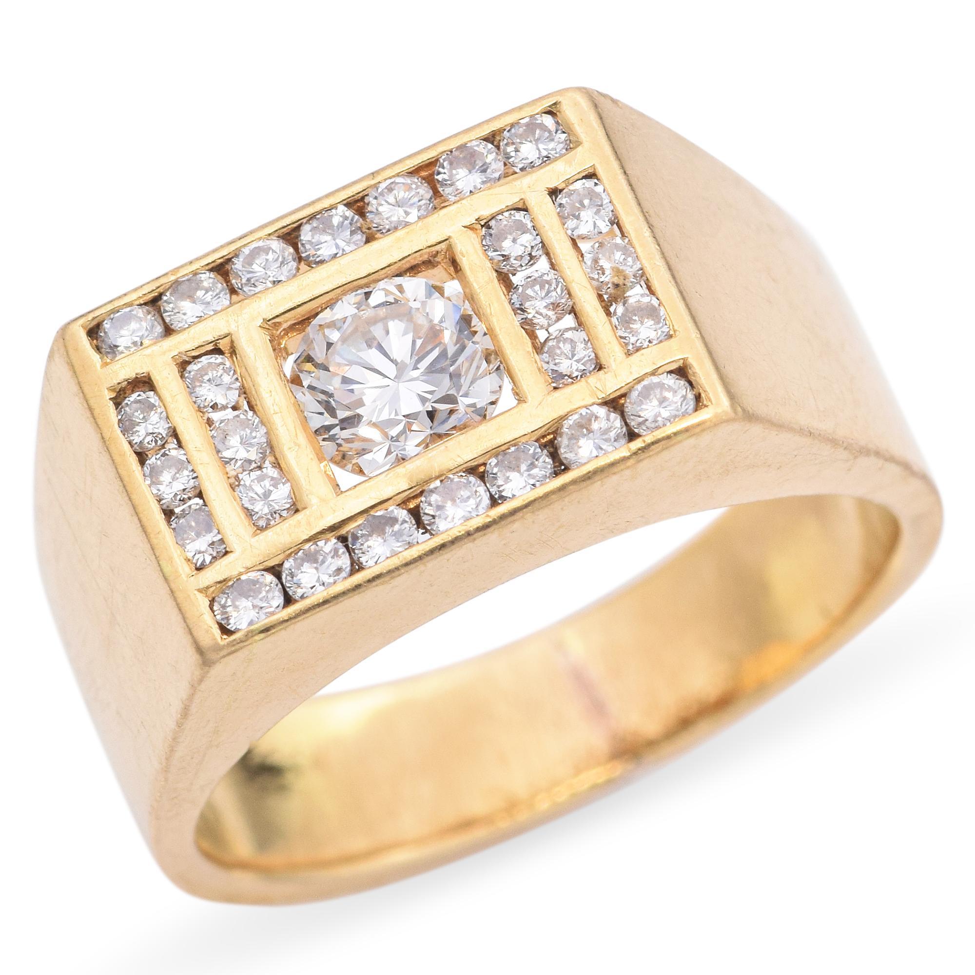 Dieser Siegelring im Vintage-Stil ist aus luxuriösem 18-karätigem Gelbgold gefertigt und in der Mitte mit einem einzelnen funkelnden Diamanten besetzt. Das kühne, flache Zifferblatt verleiht ihm ein klassisches, substanzielles Aussehen, während der