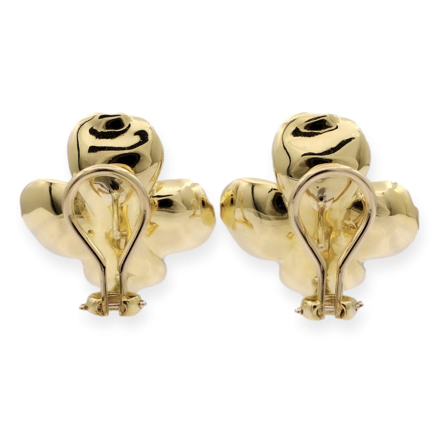 Vintage 18K Yellow Gold Dogwood Flower Clip Earrings, Large In Excellent Condition For Sale In New York, NY