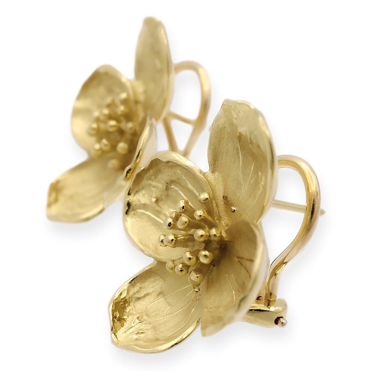 Women's Vintage 18K Yellow Gold Dogwood Flower Clip Earrings, Large For Sale