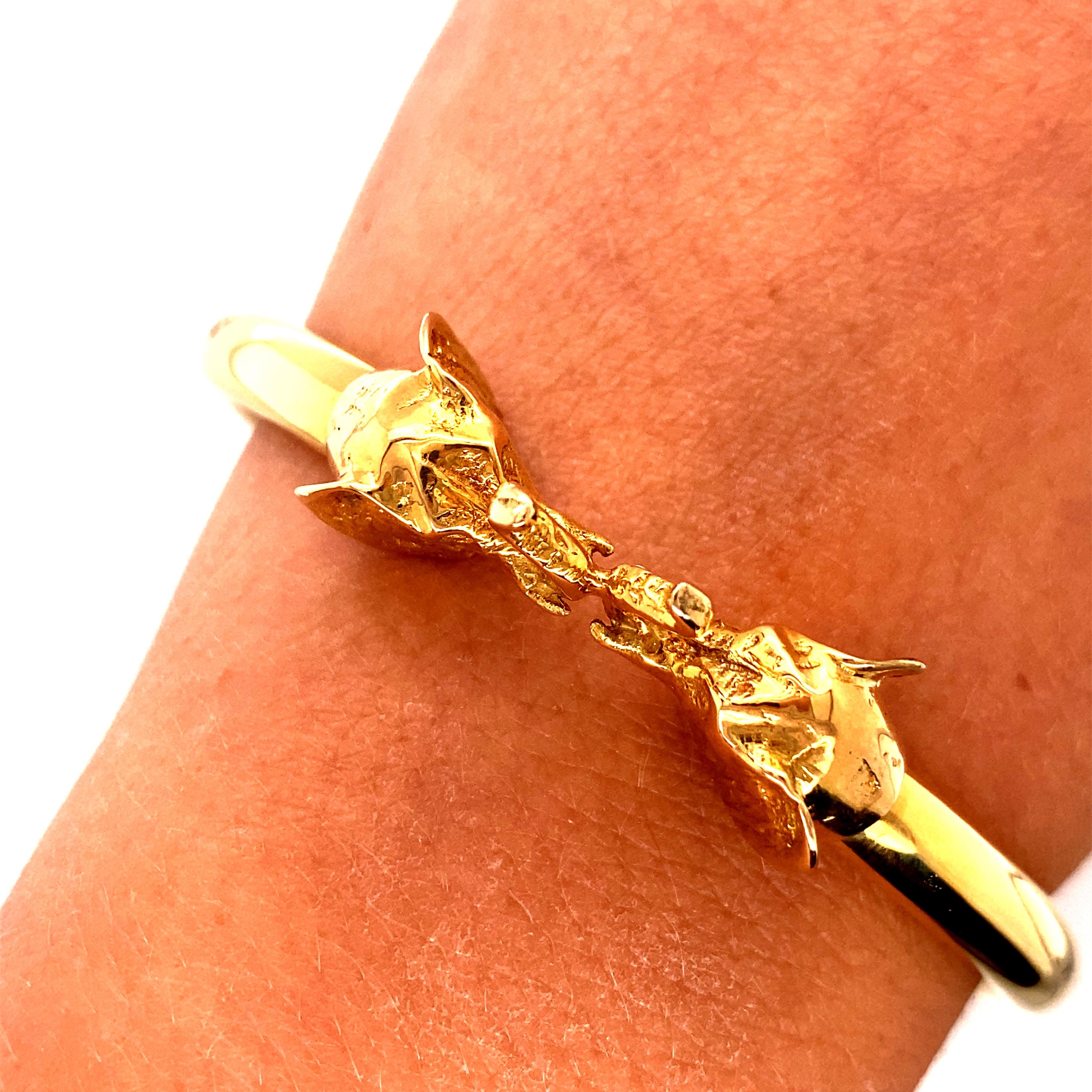 Vintage 18K Yellow Gold Elephant Bangle Bracelet In Good Condition For Sale In Boston, MA