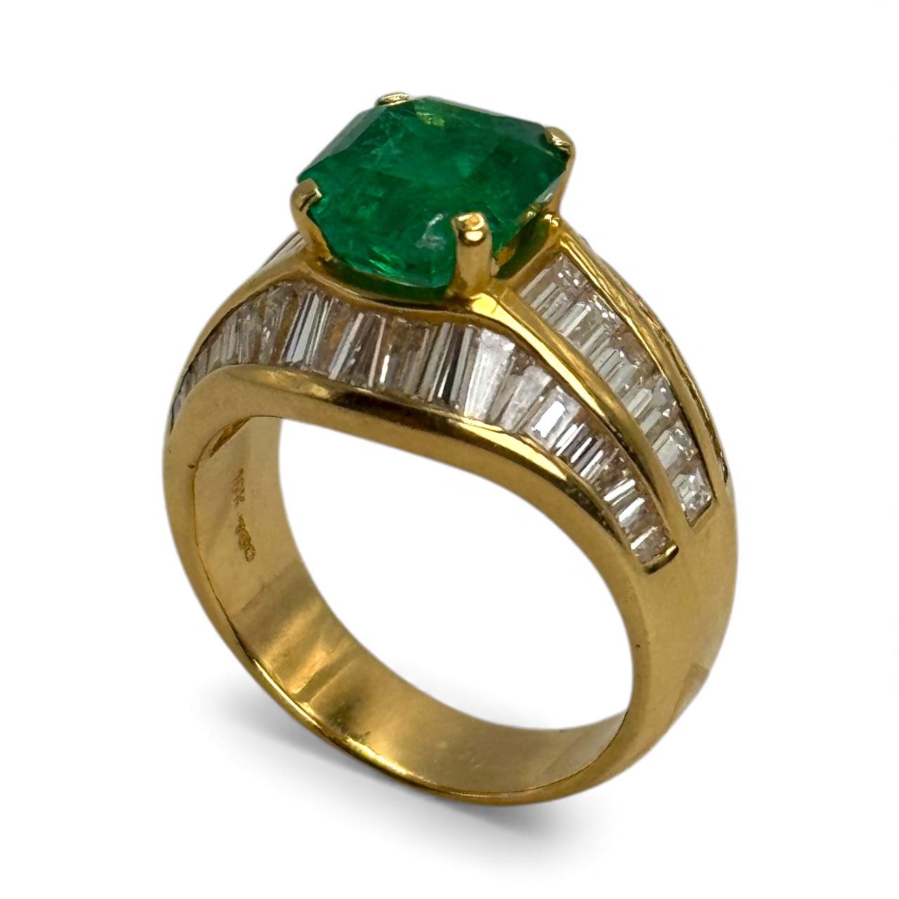 Taglio baguette Anello Baguette con smeraldo e diamante d'epoca in oro giallo 18 carati in vendita