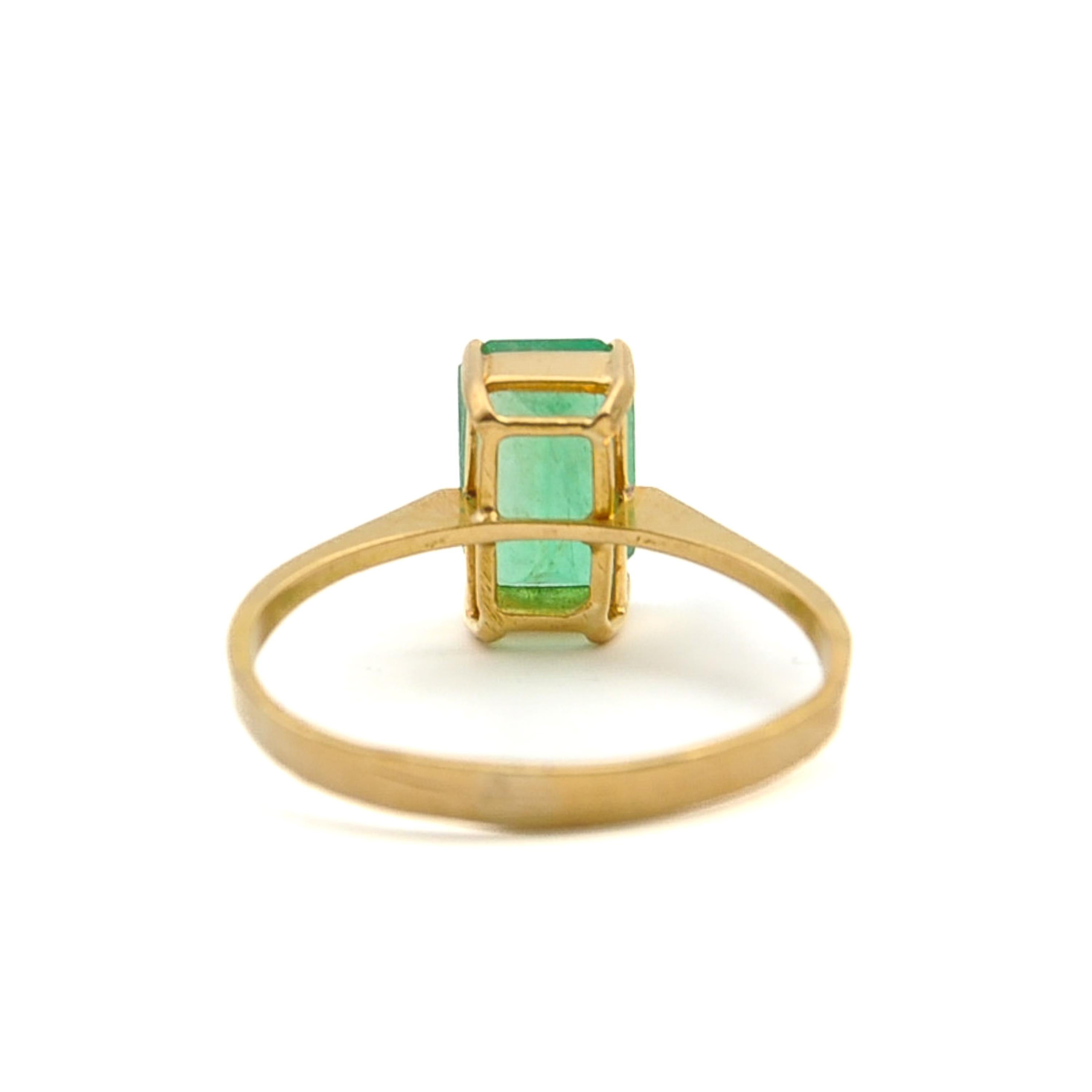 Vintage 18K Yellow Gold Emerald Cut Emerald Ring In Good Condition For Sale In Rotterdam, NL
