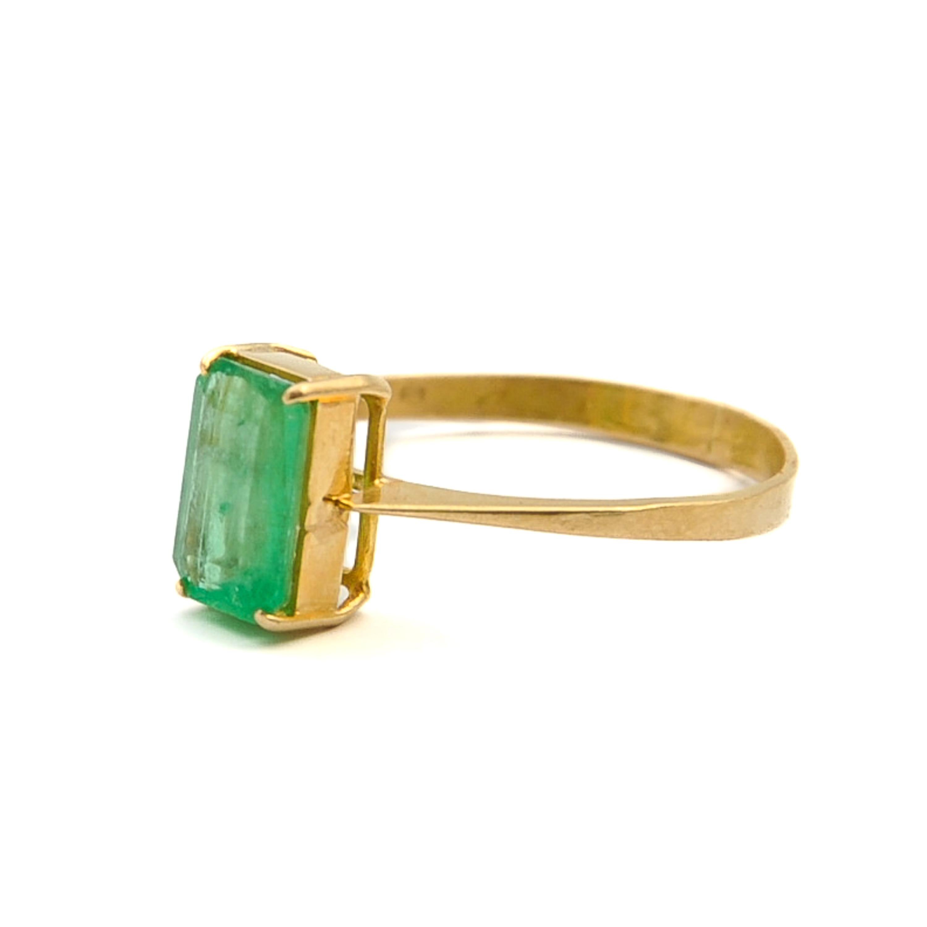 Women's or Men's Vintage 18K Yellow Gold Emerald Cut Emerald Ring For Sale
