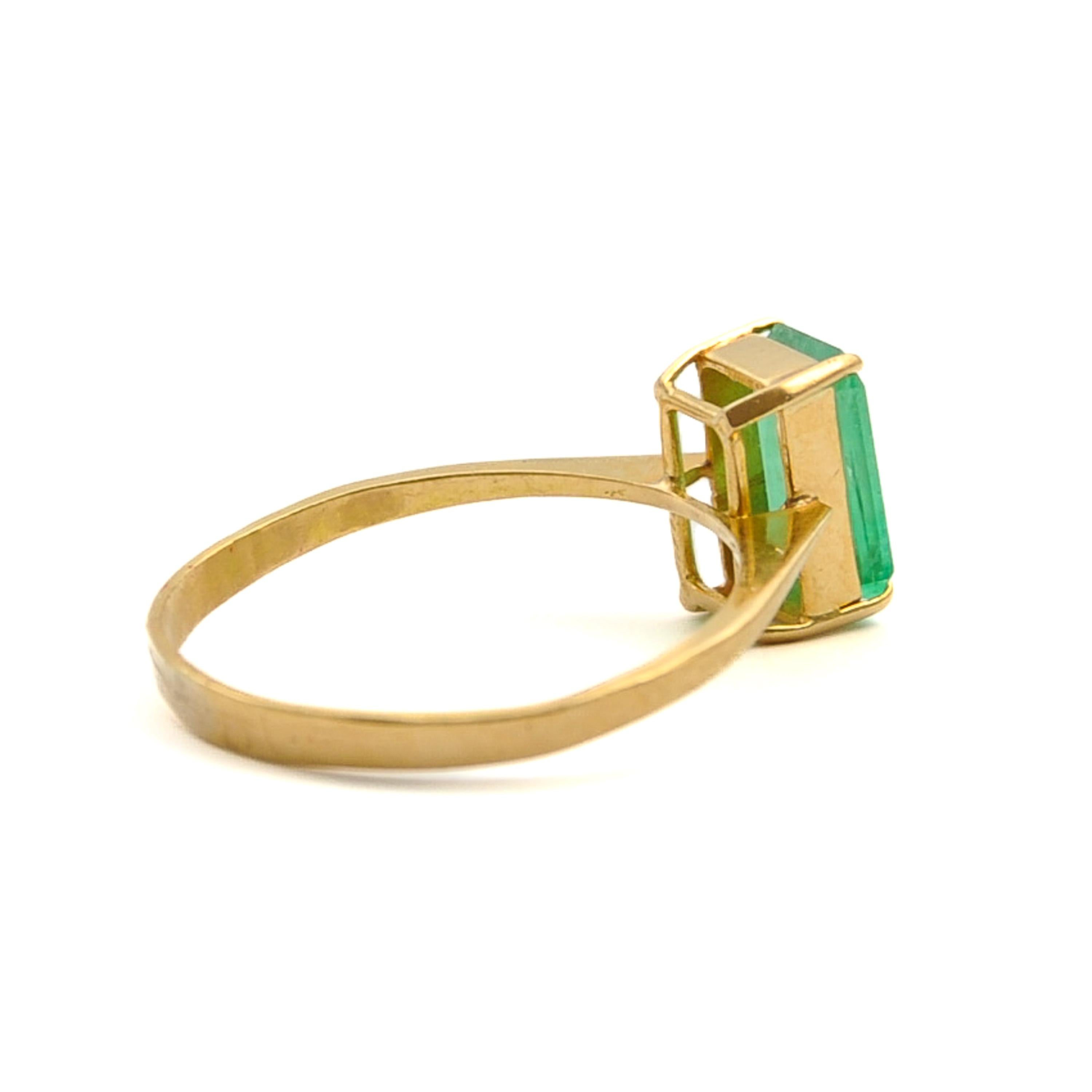 Vintage 18K Yellow Gold Emerald Cut Emerald Ring For Sale 1