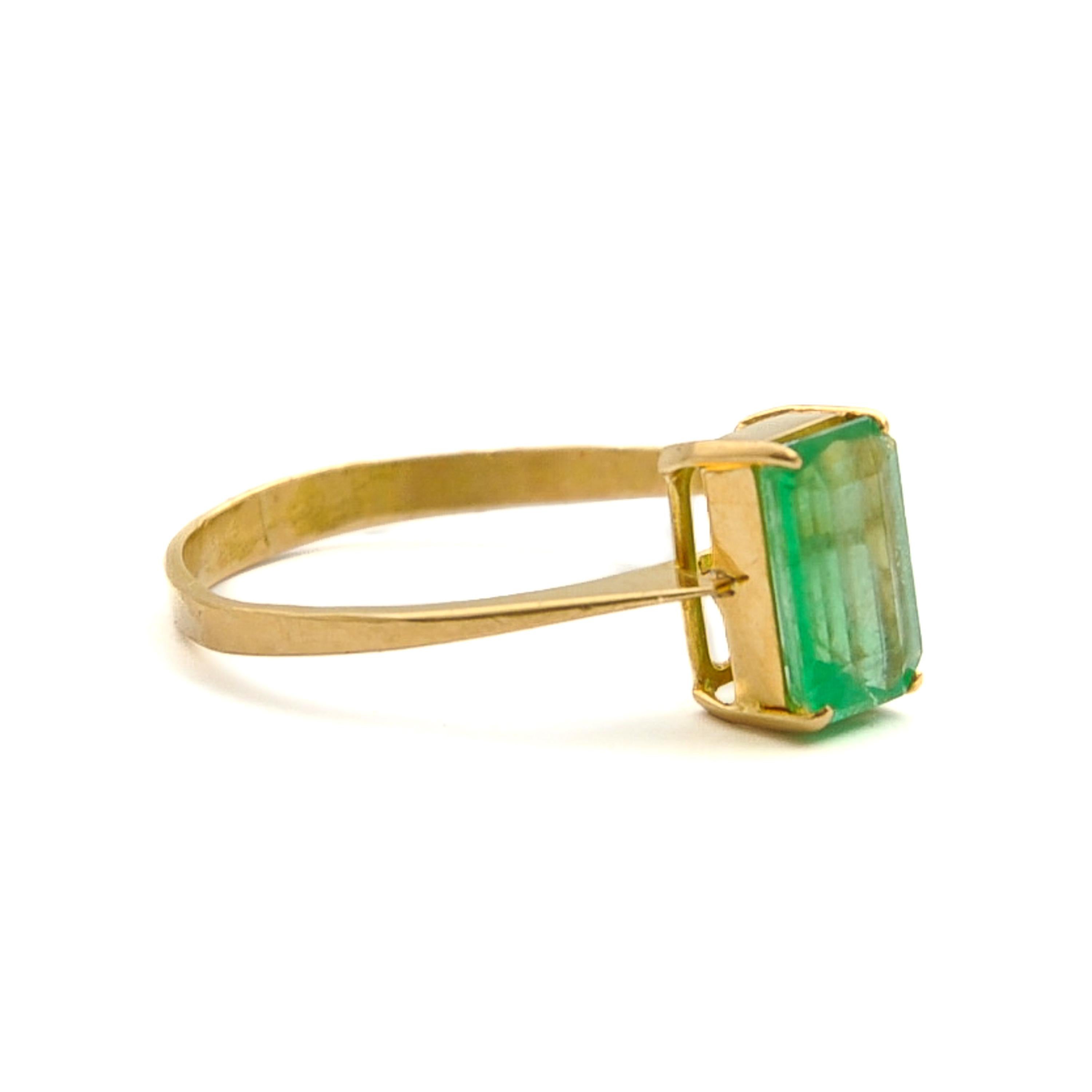 Vintage 18K Yellow Gold Emerald Cut Emerald Ring For Sale 2