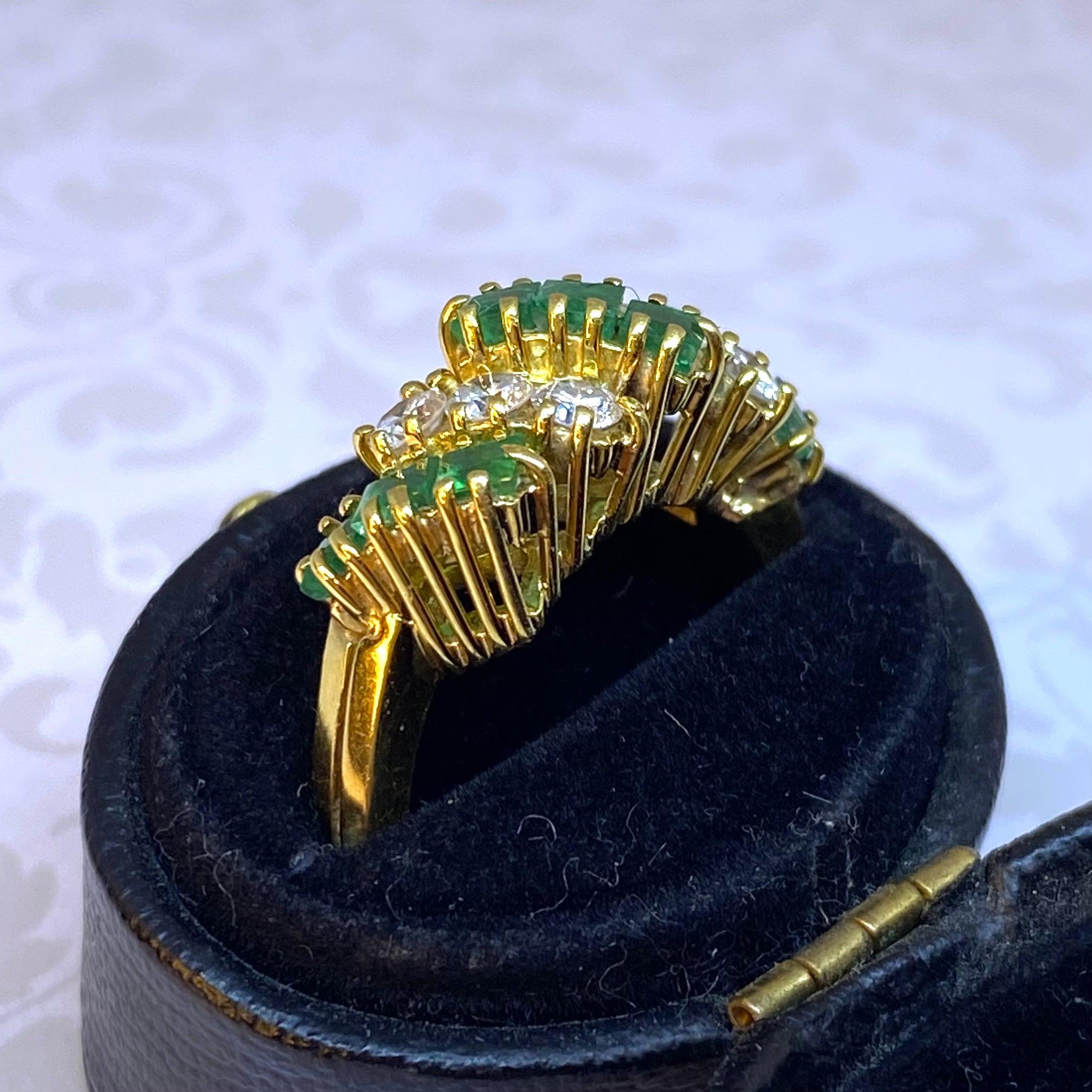 Réalisée en or jaune 18 carats, la bague présente trois sections d'émeraudes naturelles de taille carrée serties en diagonale et deux sections de diamants ronds de taille brillant. 
9 Emeraudes : 0,50ctw. 
6 diamants : 0,50ctw. Couleur : G-H, Clarté