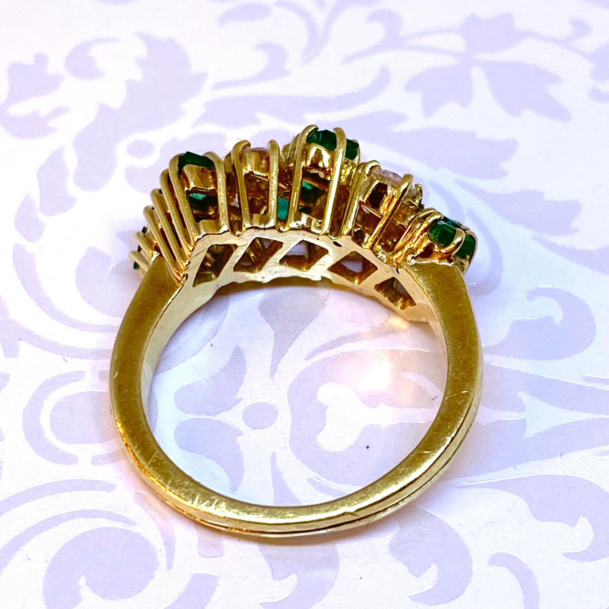 Round Cut Vintage 18K Yellow Gold Emerald & Diamond Ring For Sale