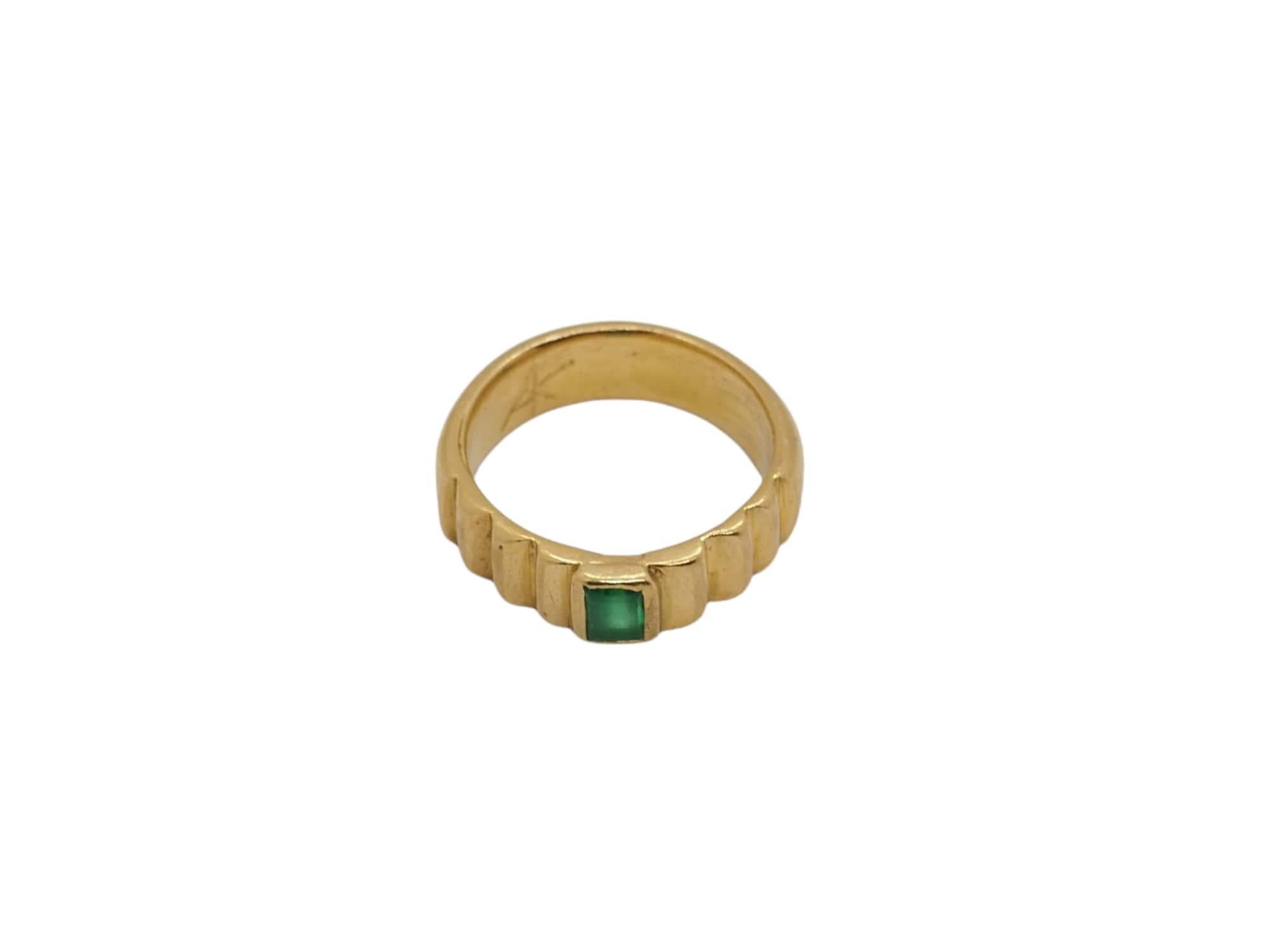 Discover the epitome of elegance with our exquisite 18k yellow gold Classic Man Stone Ring. Immerse yourself in the allure of timeless luxury as you set eyes upon the captivating rectangular emerald. 

Crafted by skilled artisans, this ring boasts a