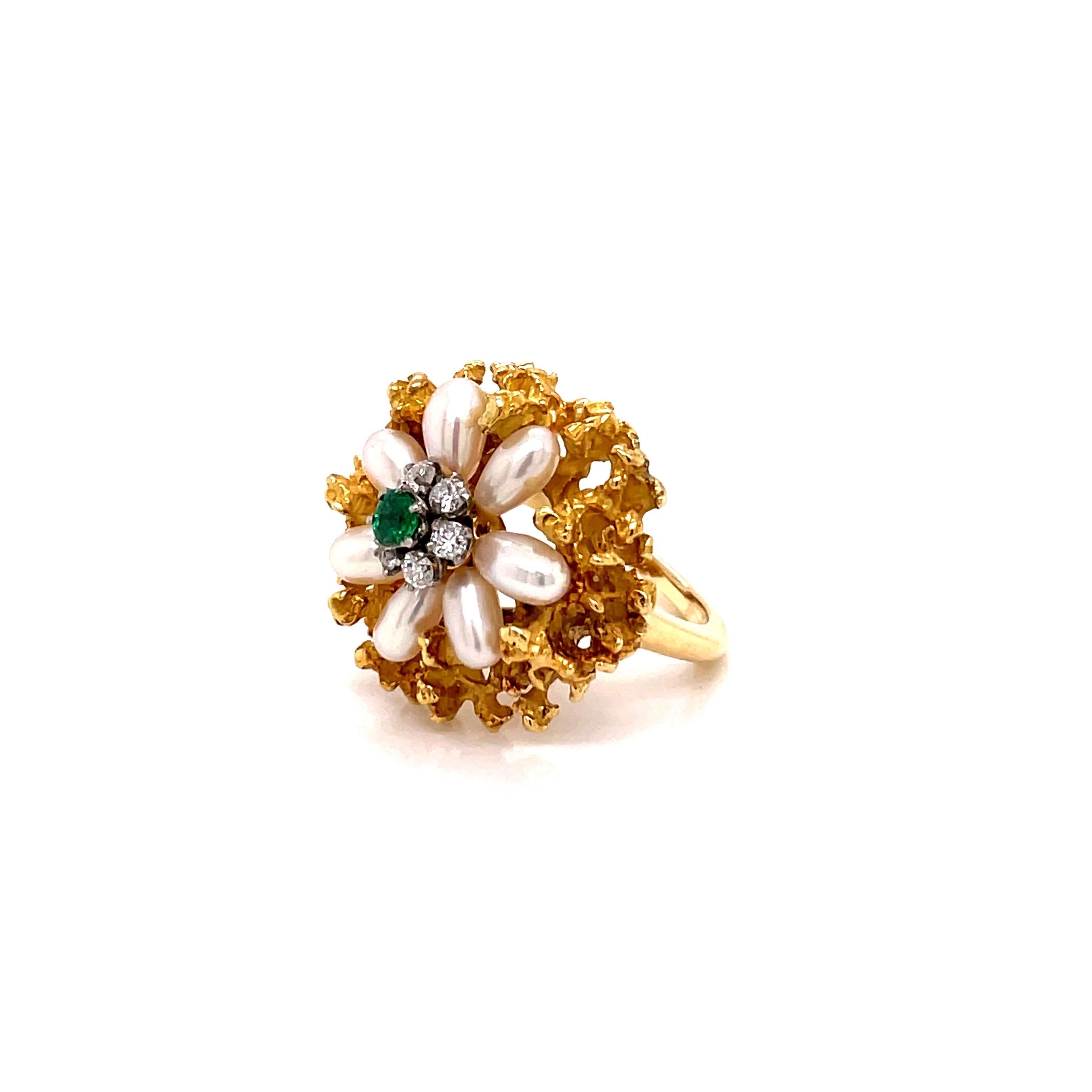 Vintage 18K Yellow Gold Emerald, Pearl and Diamond Flower Ring For Sale 1