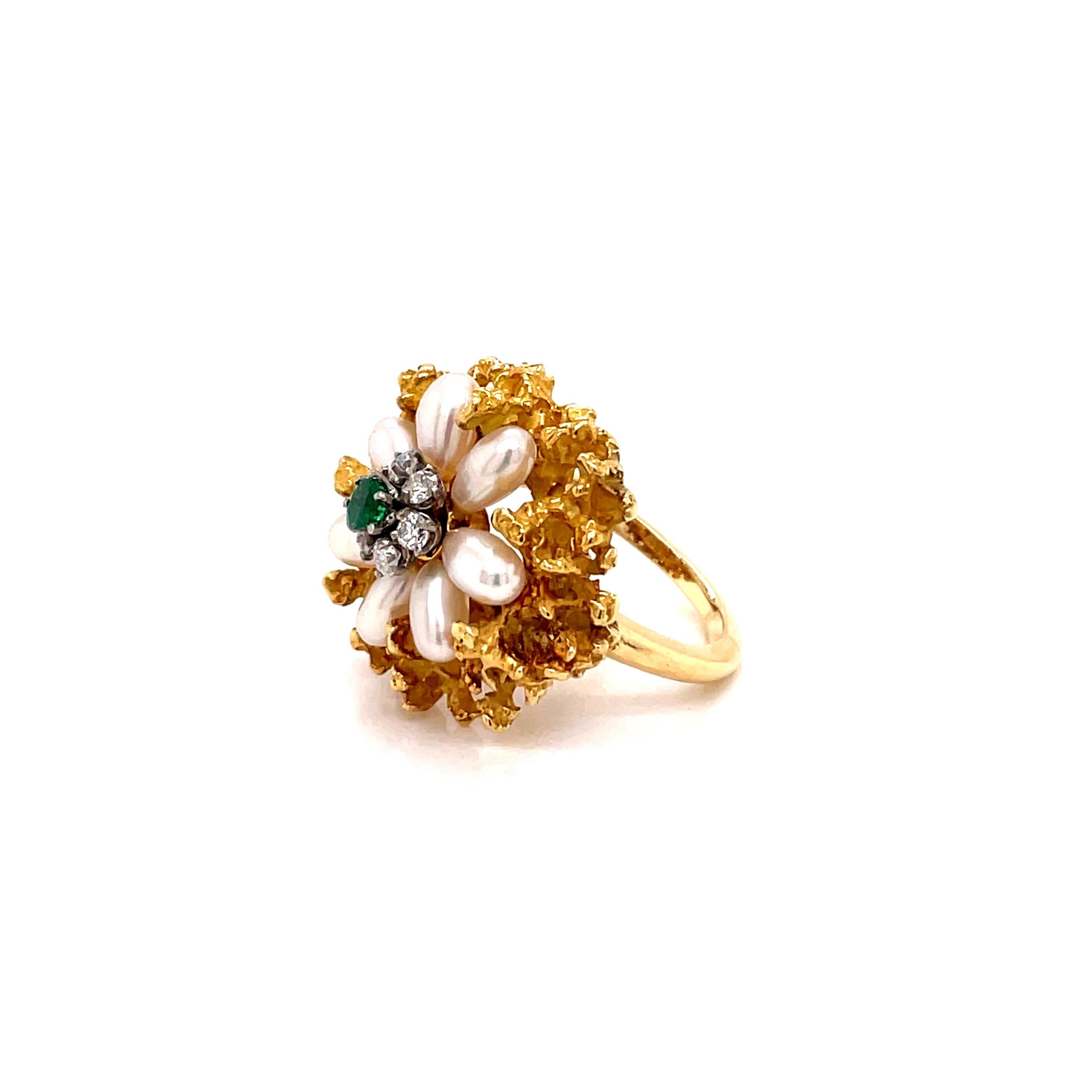 Vintage 18K Yellow Gold Emerald, Pearl and Diamond Flower Ring For Sale 2