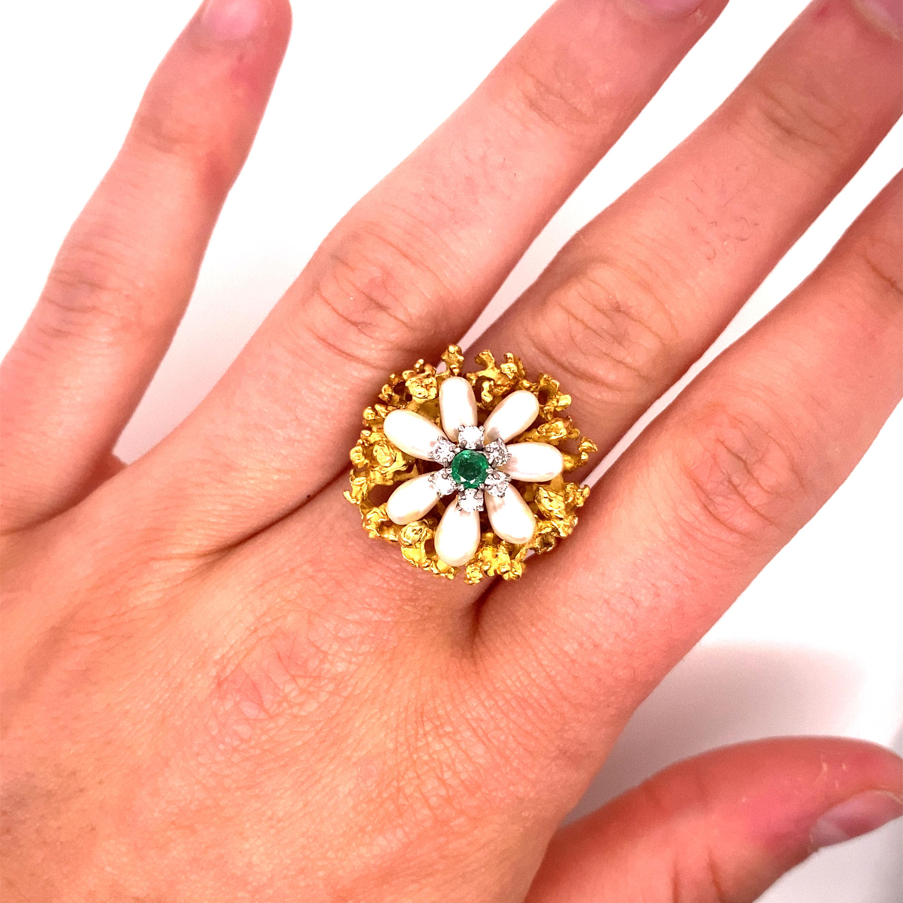 Vintage 18K Yellow Gold Emerald, Pearl and Diamond Flower Ring For Sale 3