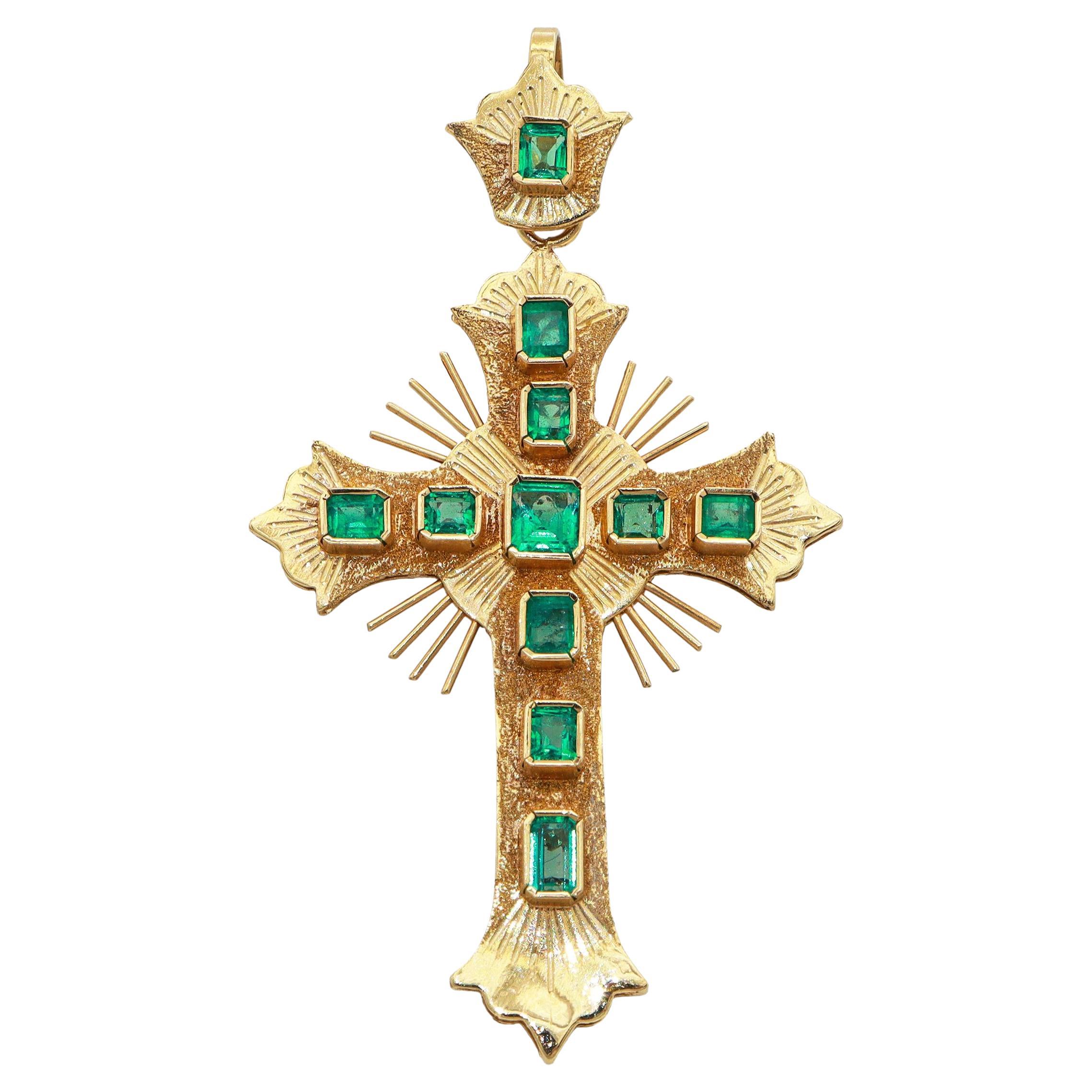 Vintage 18K Yellow Gold Emerald Radiant Sunburst Detail Cross Pendant