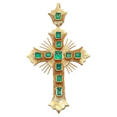 Vintage 18K Yellow Gold Emerald Radiant Sunburst Detail Cross Pendant
