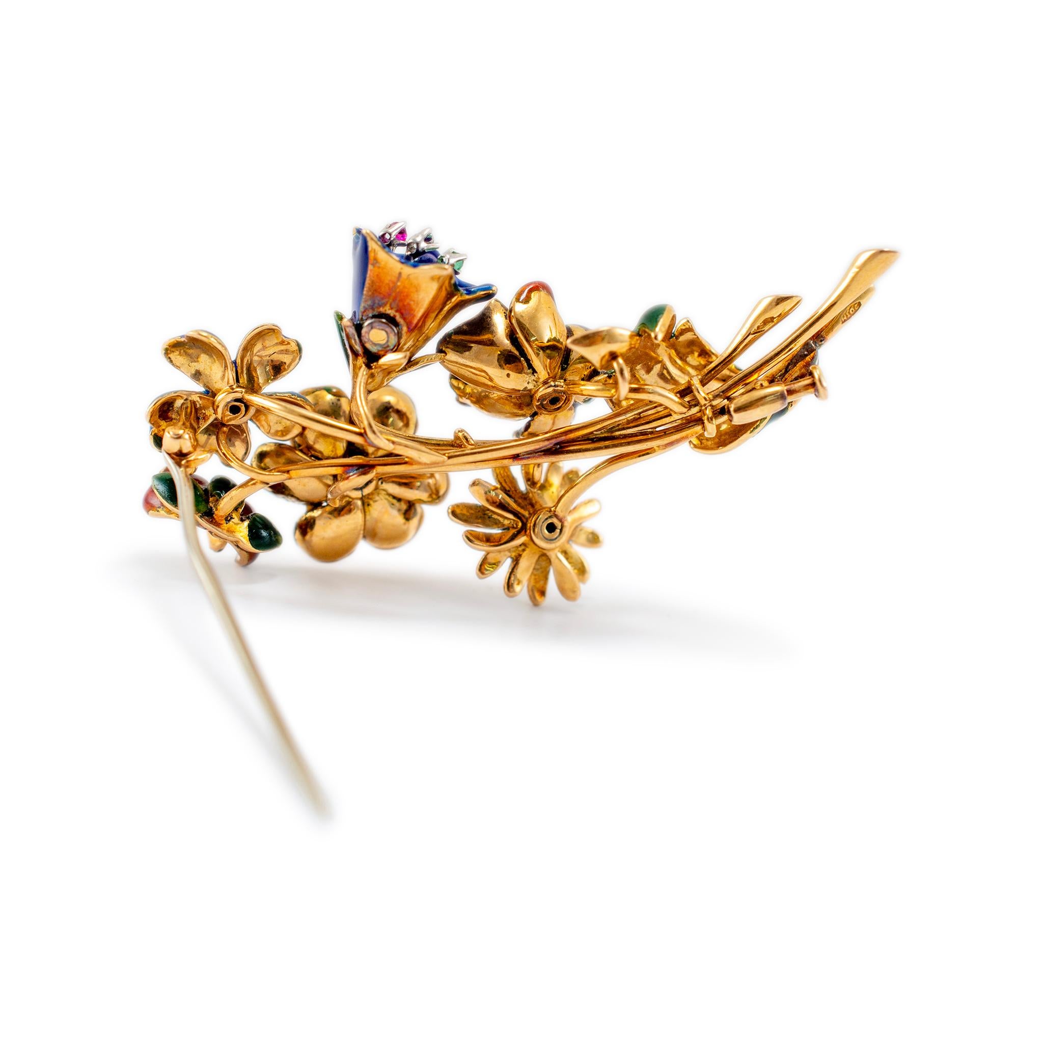 Geschlecht: Damen

Metall Typ: 18K Gelbgold & Emaille

Länge: 2.25 Zoll

Breite: 32,00 mm

Gewicht: 17,01 Gramm

Eine Damen 18K Gelbgold Blume Diamant Smaragd und Rubin Vintage Brosche. Das Metall wurde getestet und es wurde festgestellt, dass es