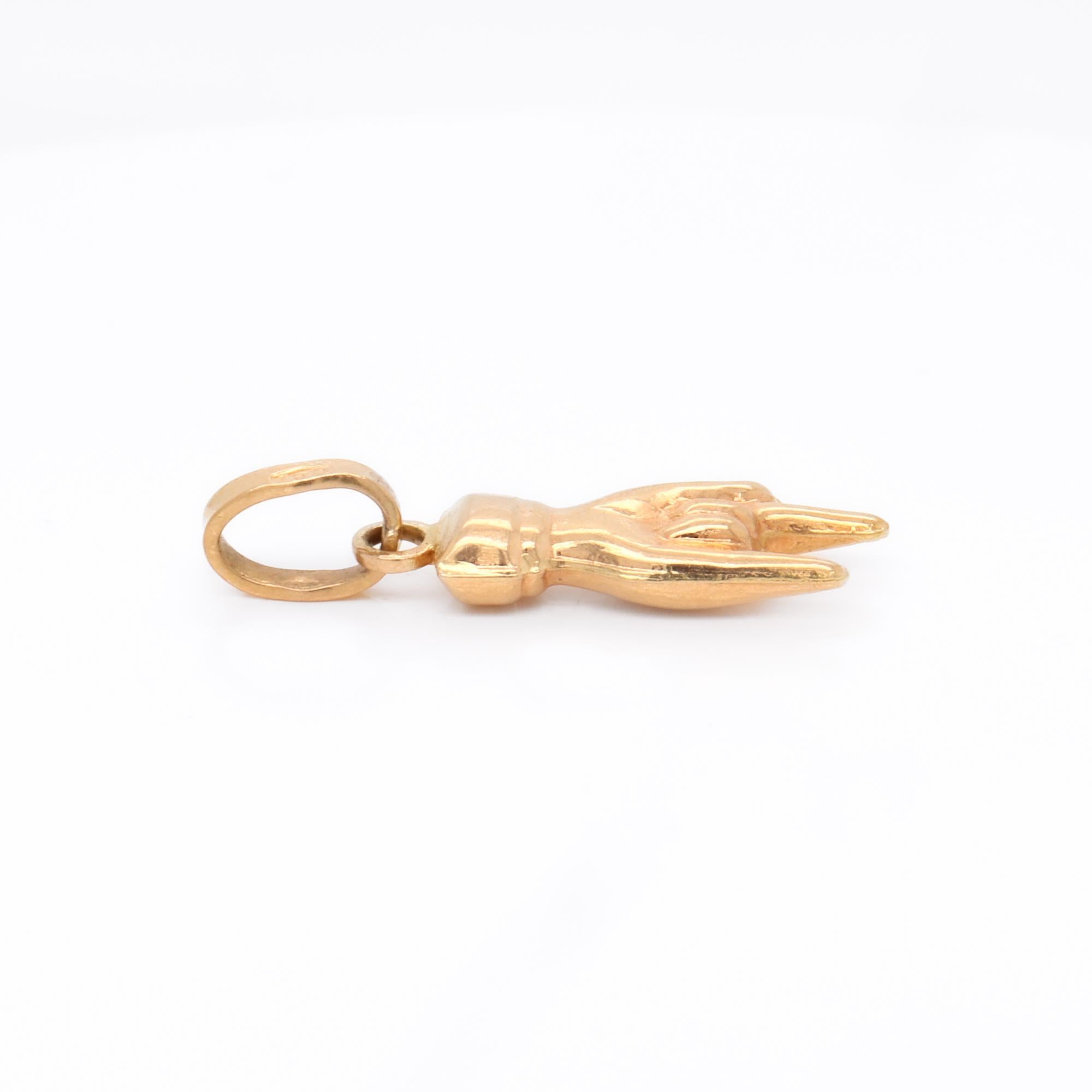 Charm d'epoca in oro giallo 18 carati con mano figurata del segno degli Horn per un braccialetto in vendita 7