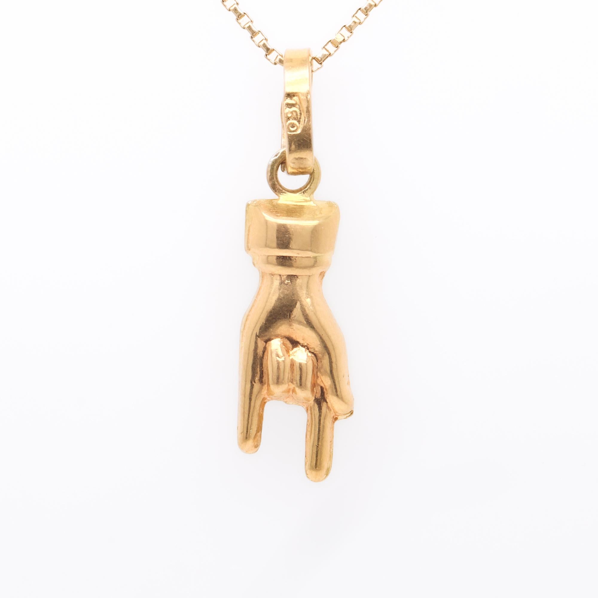 Charm d'epoca in oro giallo 18 carati con mano figurata del segno degli Horn per un braccialetto In condizioni buone in vendita a Philadelphia, PA