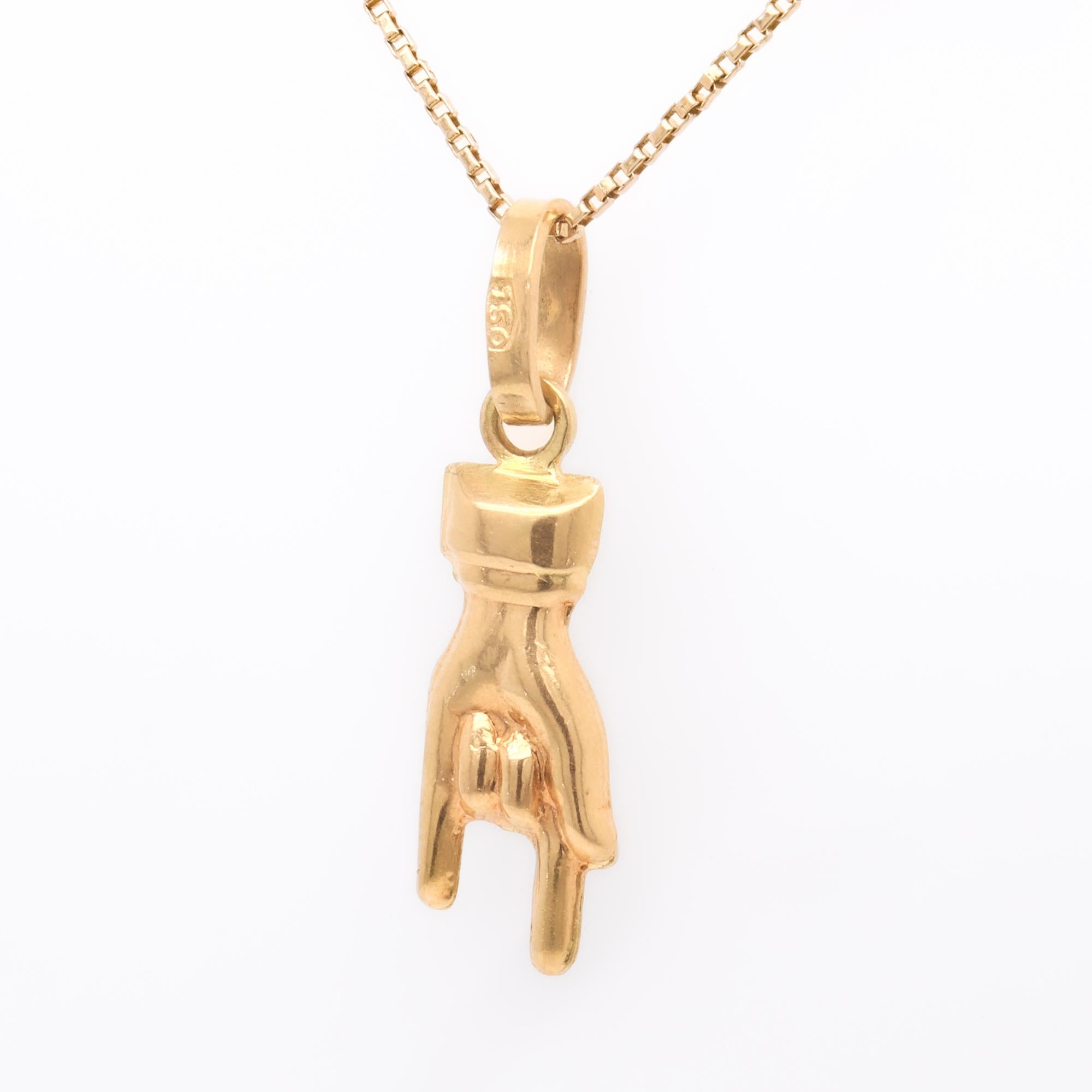 da uomo o donna Charm d'epoca in oro giallo 18 carati con mano figurata del segno degli Horn per un braccialetto in vendita