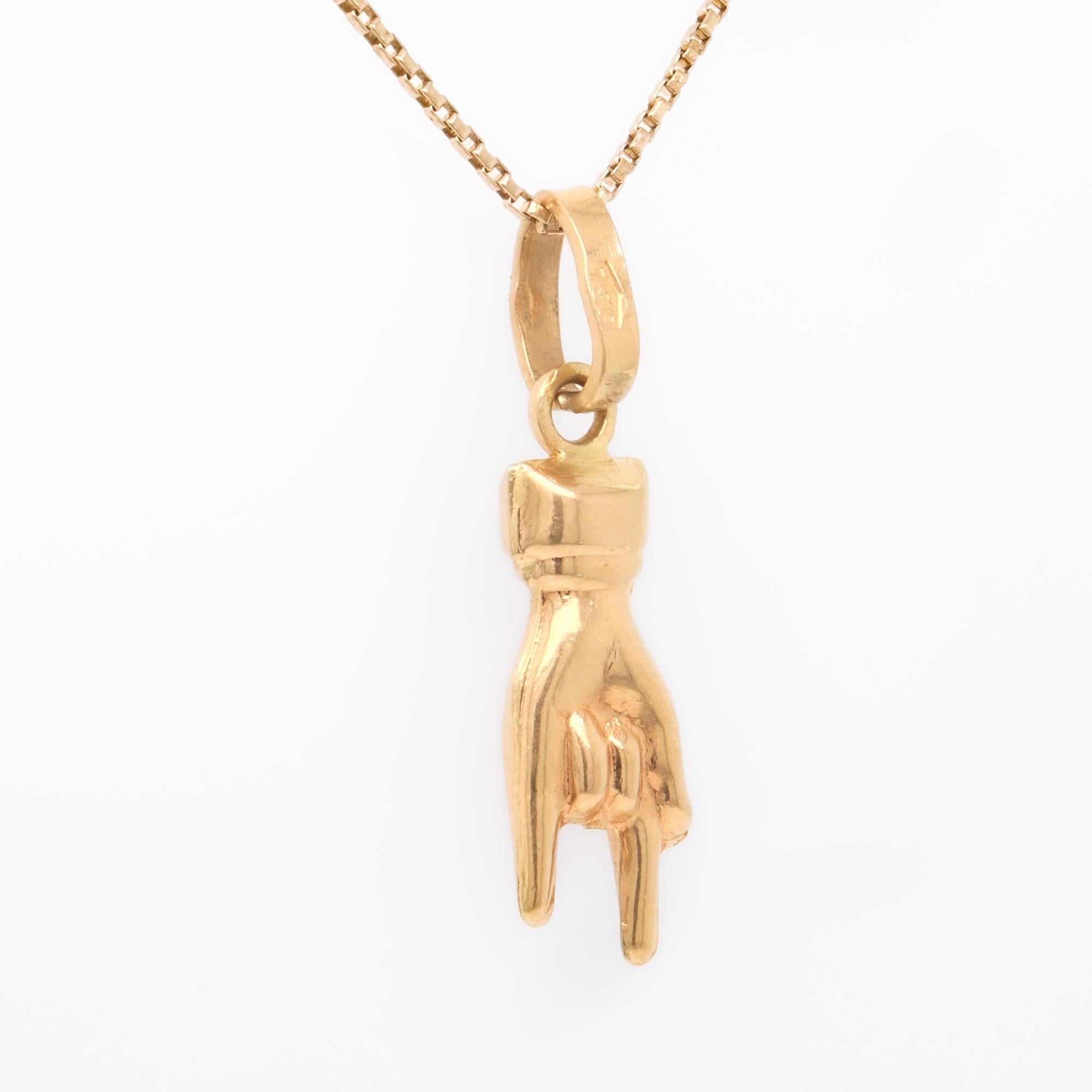 Charm d'epoca in oro giallo 18 carati con mano figurata del segno degli Horn per un braccialetto in vendita 1