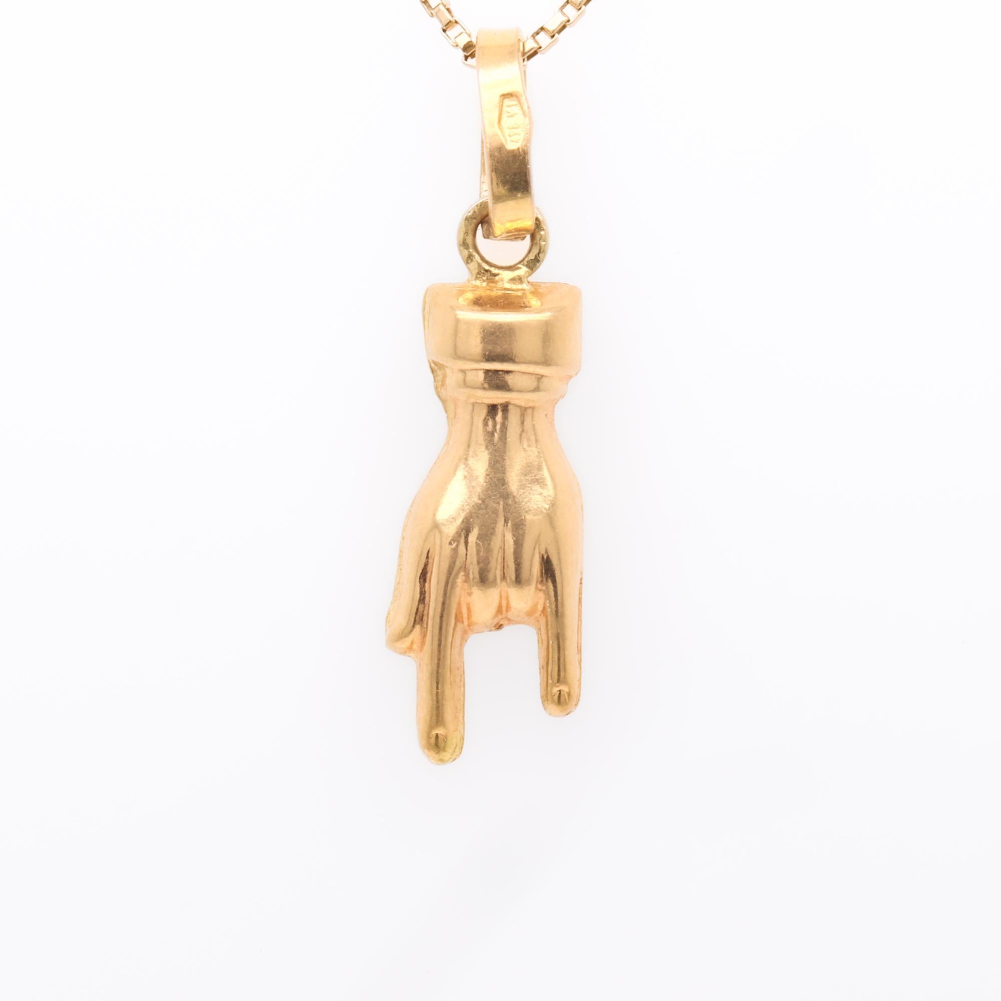 Charm d'epoca in oro giallo 18 carati con mano figurata del segno degli Horn per un braccialetto in vendita 2