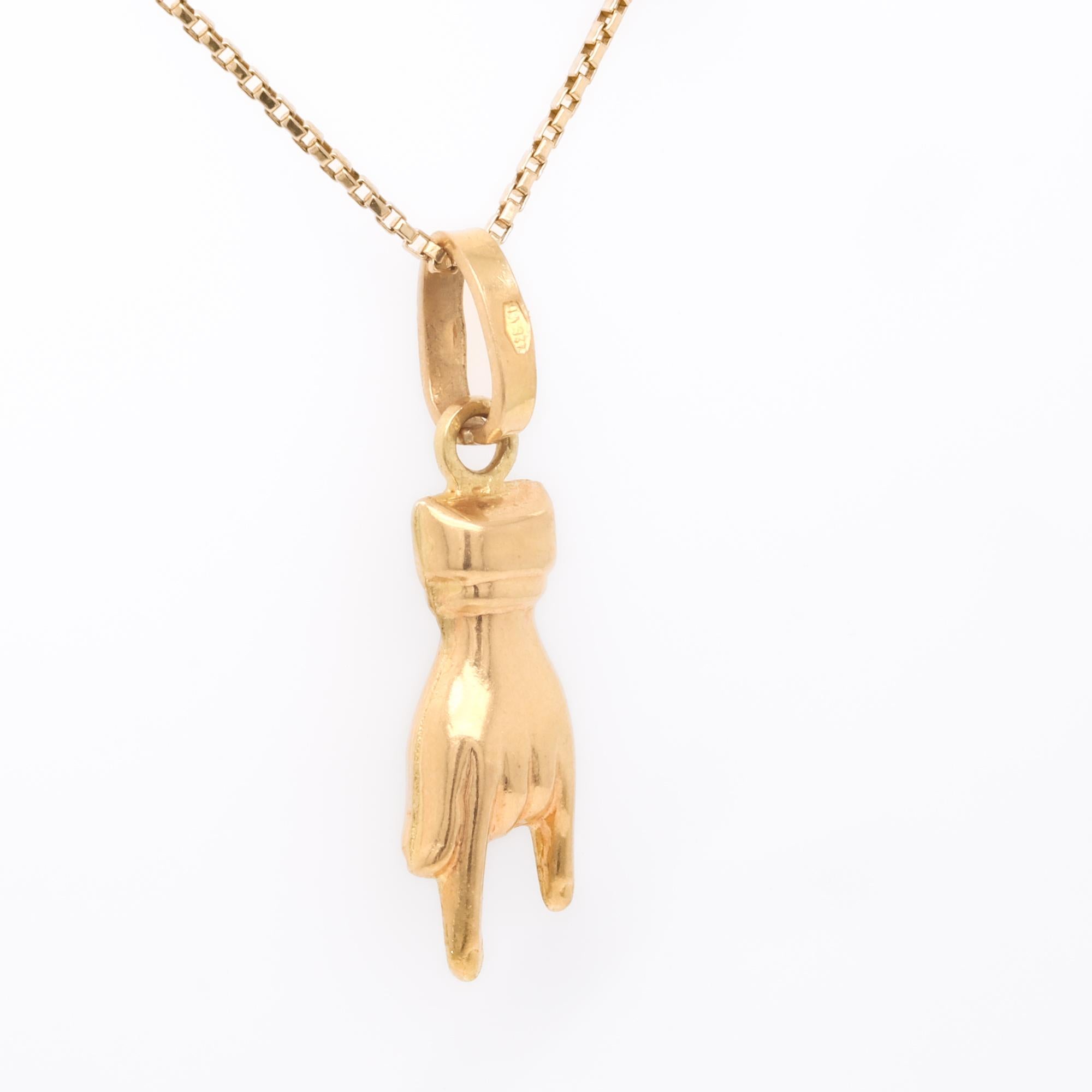 Charm d'epoca in oro giallo 18 carati con mano figurata del segno degli Horn per un braccialetto in vendita 4