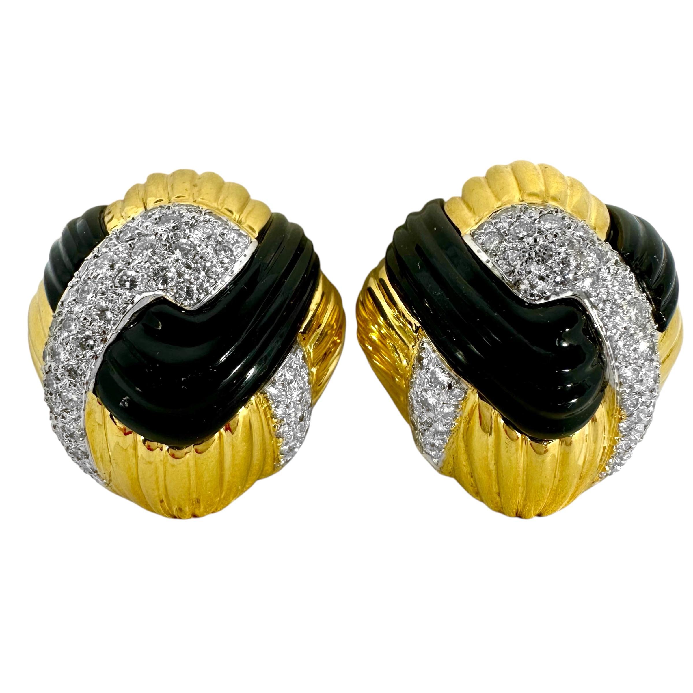 Questo paio di orecchini a cupola con bombe del tardo XX secolo sono drappeggiati con scanalature d'oro intrecciate,  onice nera e pavé di diamanti incastonati in una cornice di ricco oro giallo 18 carati scanalato. Con diverse decine di moderni