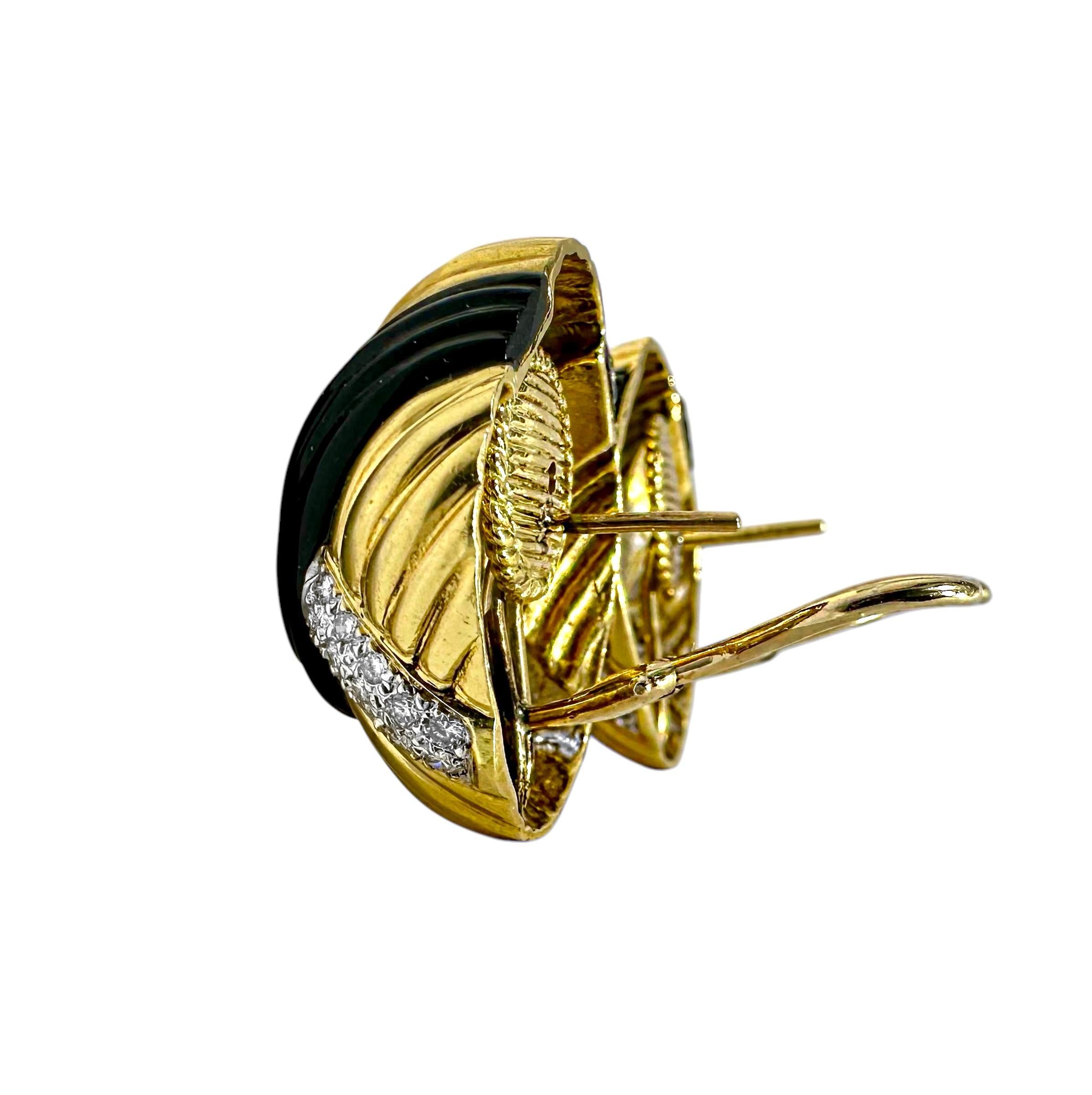 Moderno Orecchini d'epoca in oro giallo 18 carati, onice scanalato e diamanti a cupola con motivo a cupola in vendita