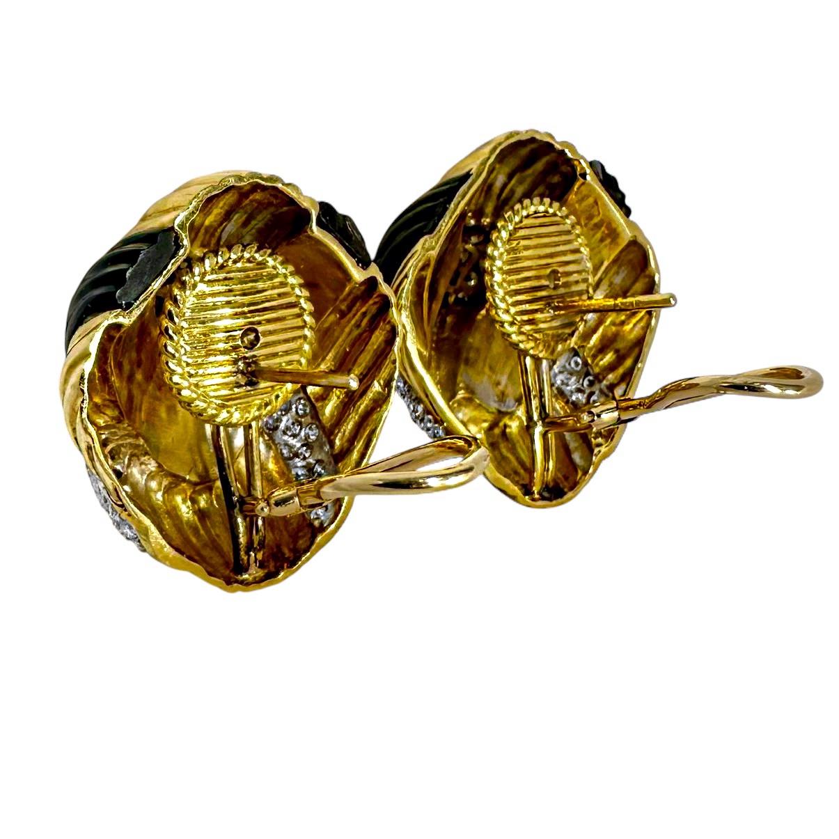 Taglio brillante Orecchini d'epoca in oro giallo 18 carati, onice scanalato e diamanti a cupola con motivo a cupola in vendita