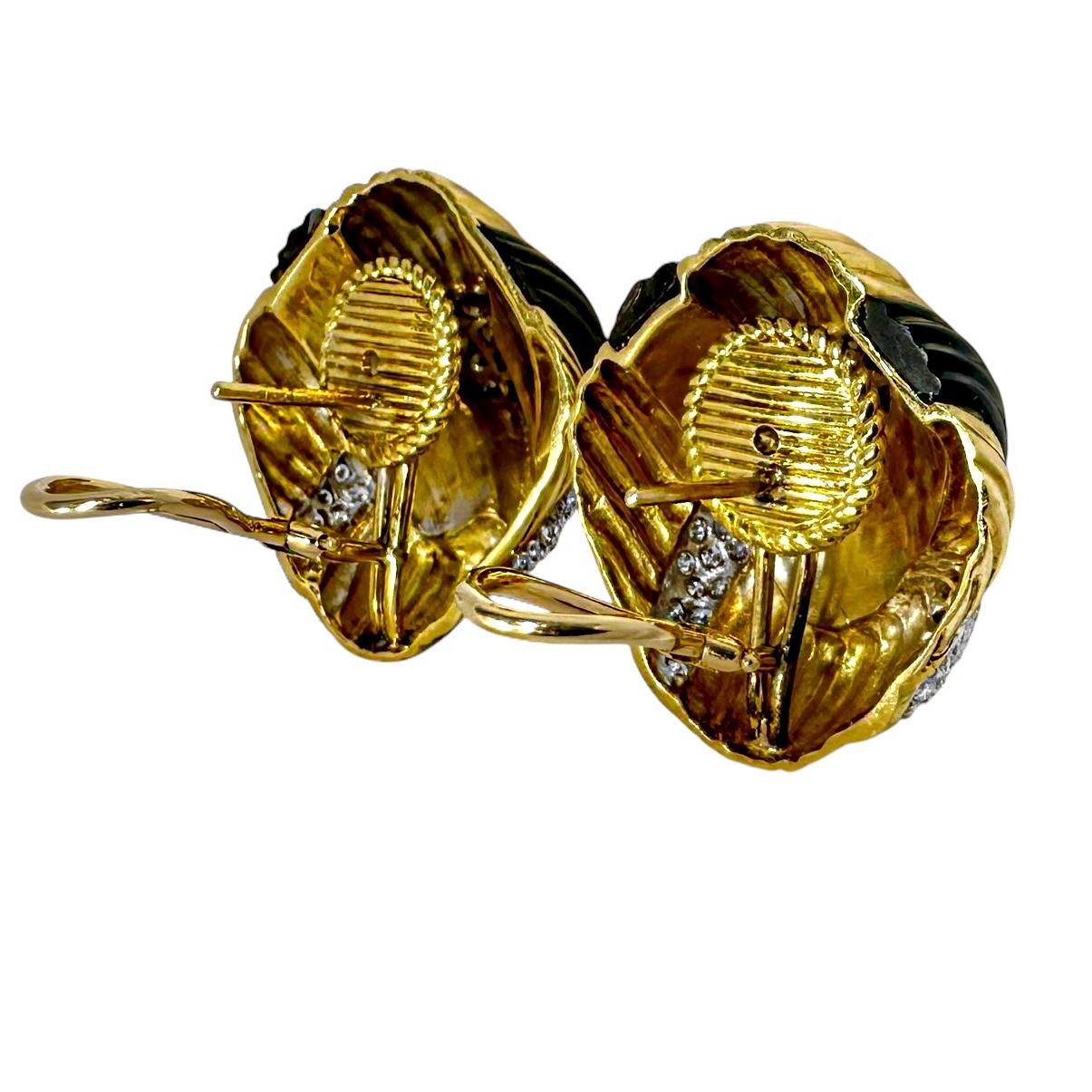 Orecchini d'epoca in oro giallo 18 carati, onice scanalato e diamanti a cupola con motivo a cupola in vendita 1