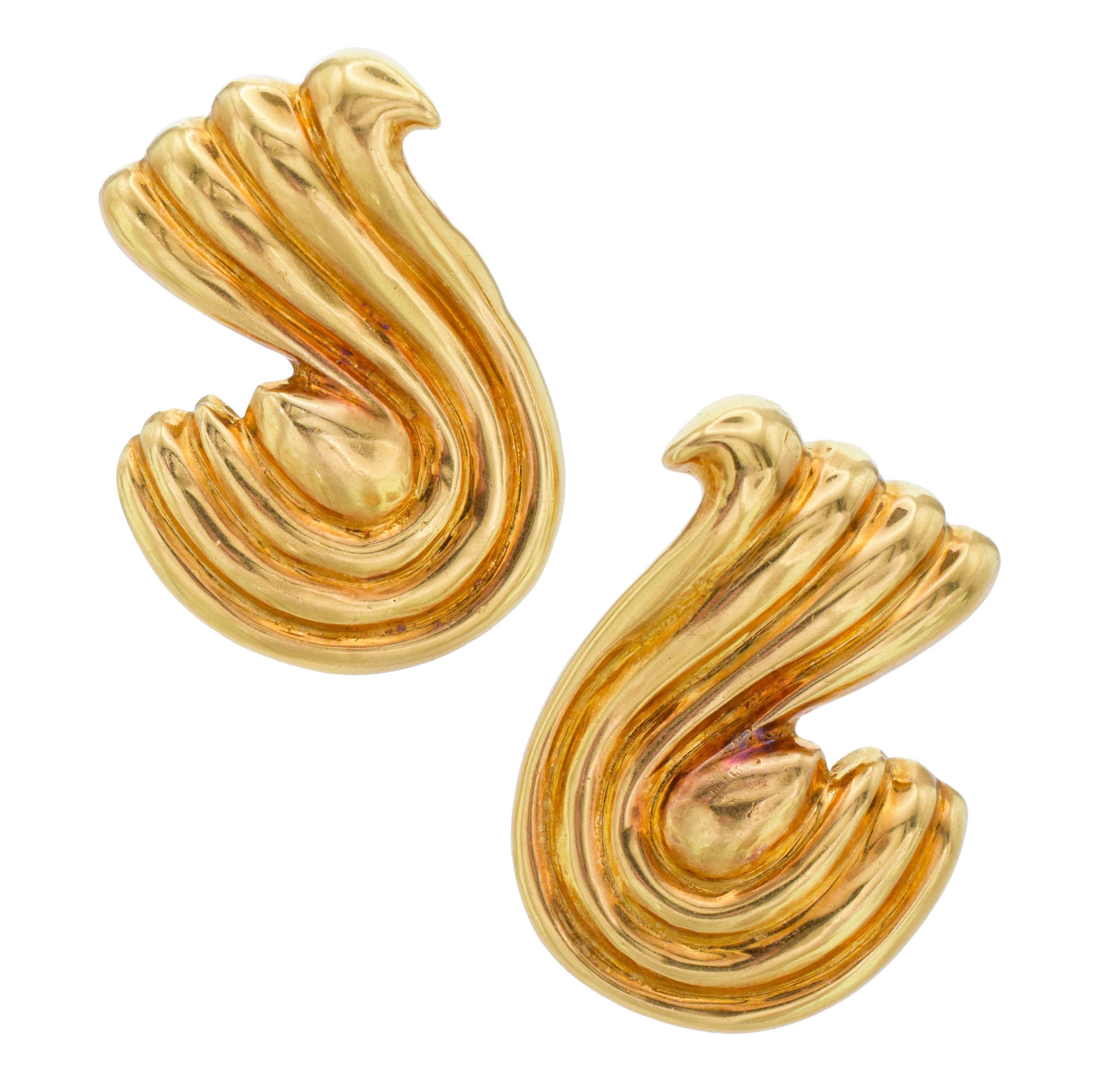 Fermaglio a nastro scanalato d'epoca in oro giallo 18 carati
orecchini. Circa: anni '70-'80. Questi orecchini sono caratterizzati da
design a coste con forma tridimensionale. Completati da fondelli a clip. Iscrizioni: 750, E50
su entrambi gli