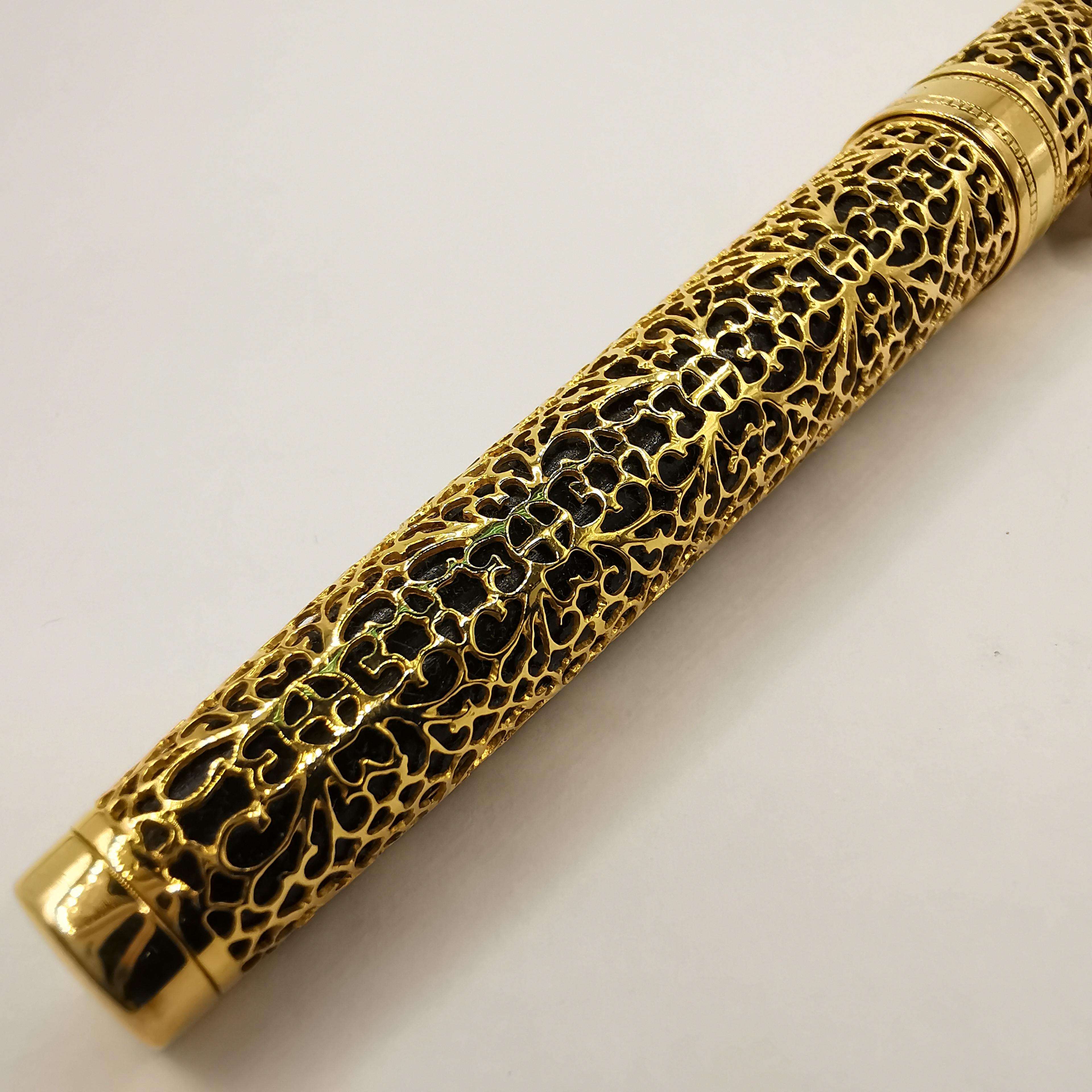 Contemporary Vintage 18k Yellow Gold Fountain Pen Sandalwood Box Set with Personalization For Sale