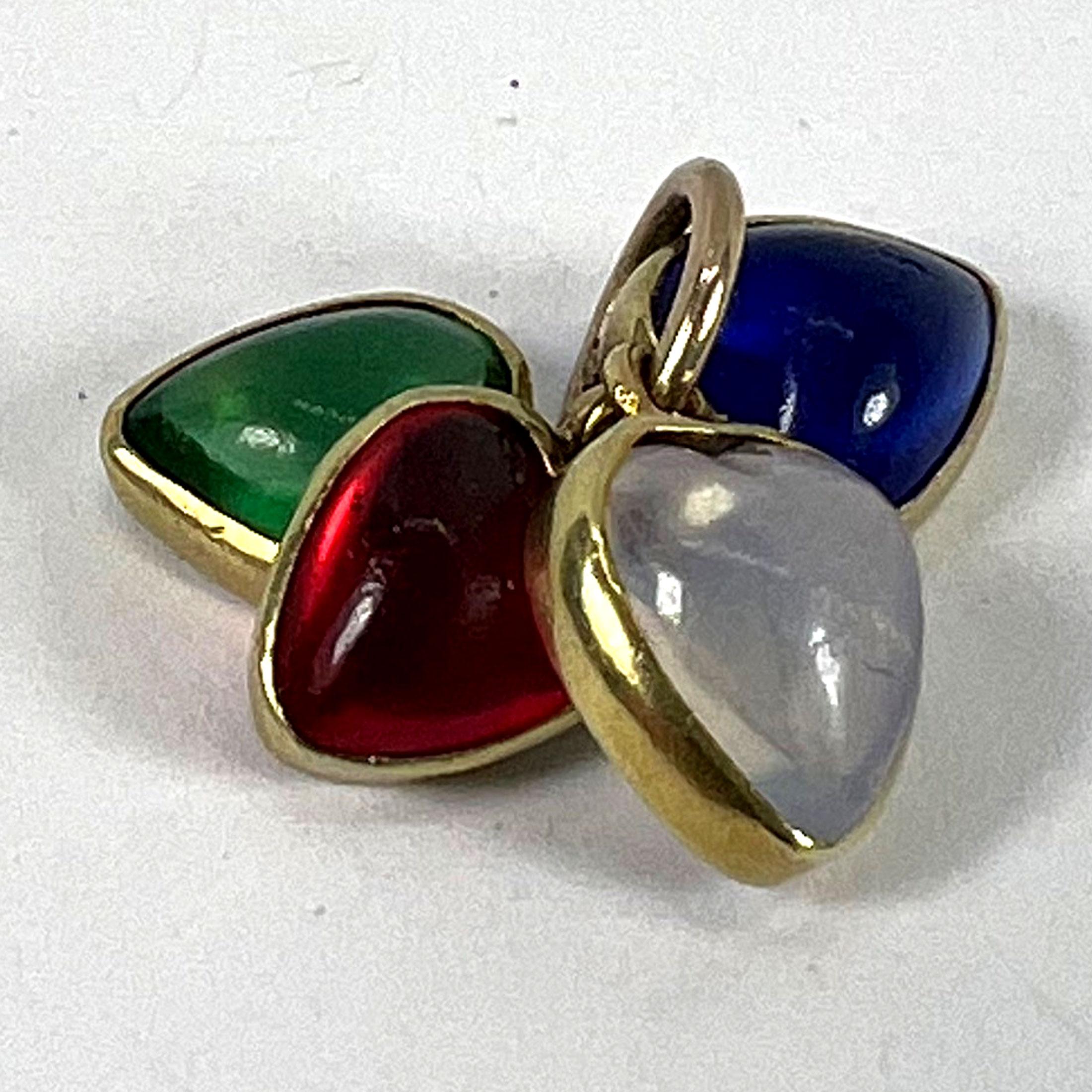 Pendentif à breloques en or jaune 18K avec quatre coeurs d'amour en pâte de verre en vente 10