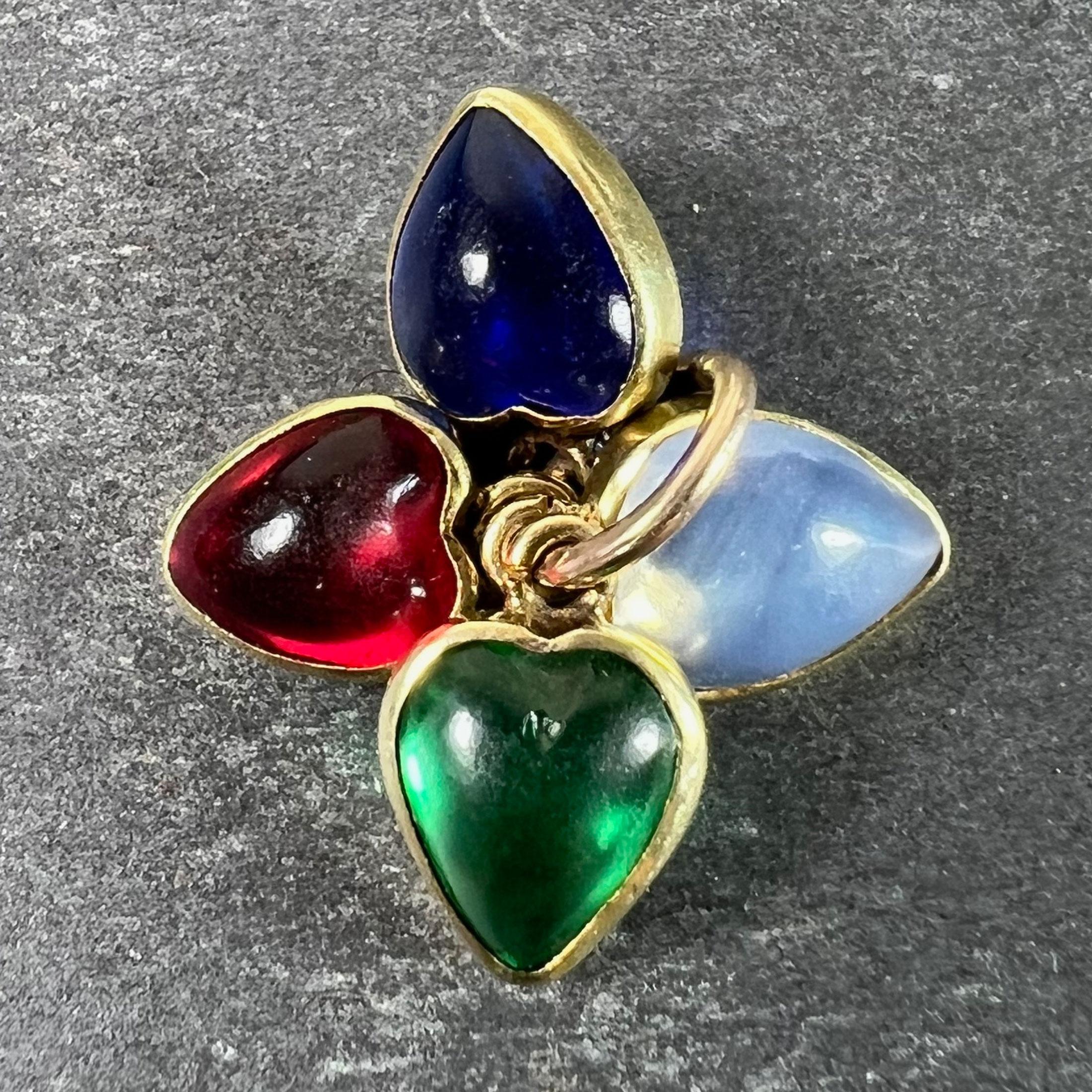 Pendentif à breloques en or jaune 18 carats (18K) conçu comme quatre breloques de cœur d'amour en pâte de verre suspendues à un simple anneau d'or. Les cœurs sont en verre vert, rouge, bleu et transparent. Non marqué mais testé pour l'or 18