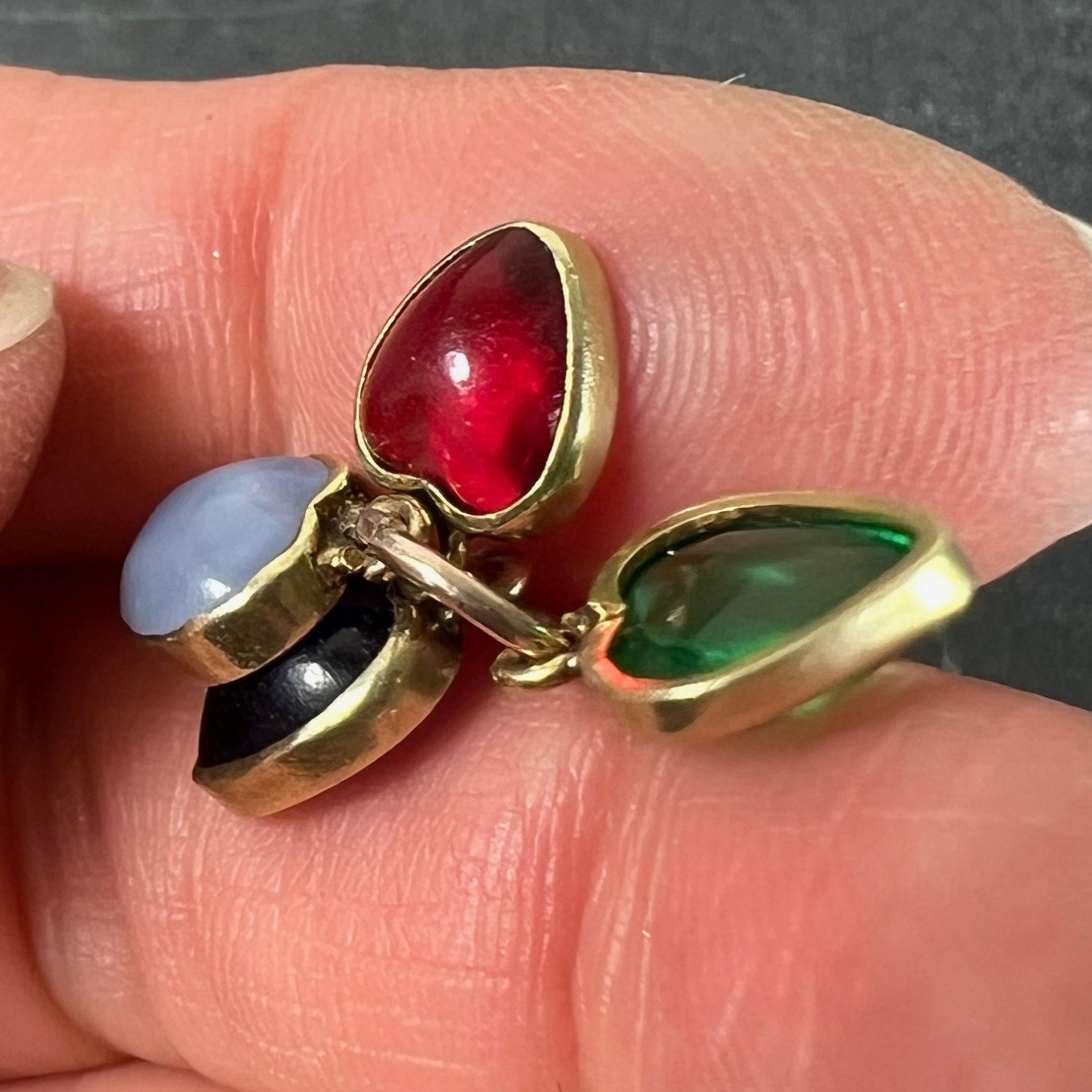 Pendentif à breloques en or jaune 18K avec quatre coeurs d'amour en pâte de verre en vente 2