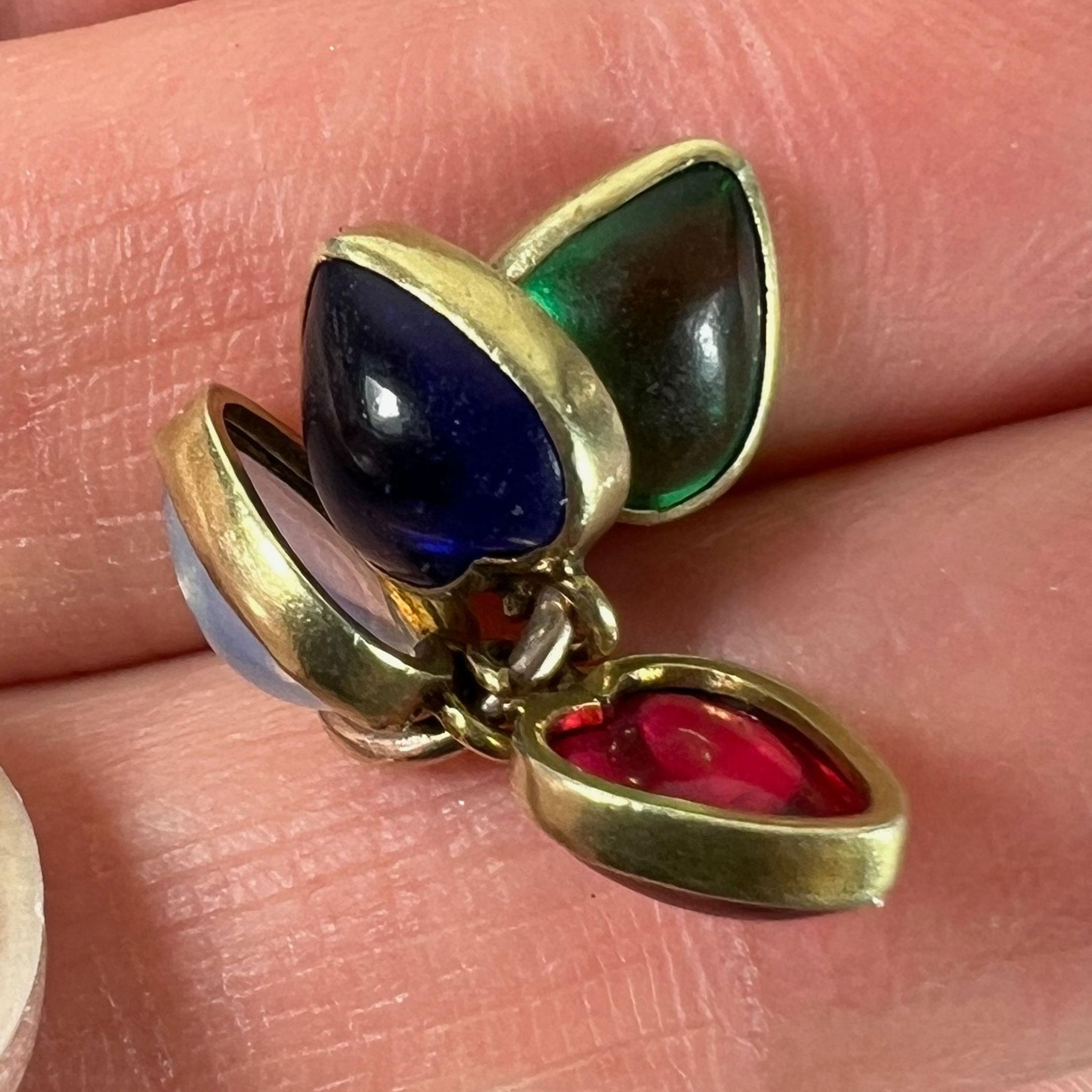 Pendentif à breloques en or jaune 18K avec quatre coeurs d'amour en pâte de verre en vente 4