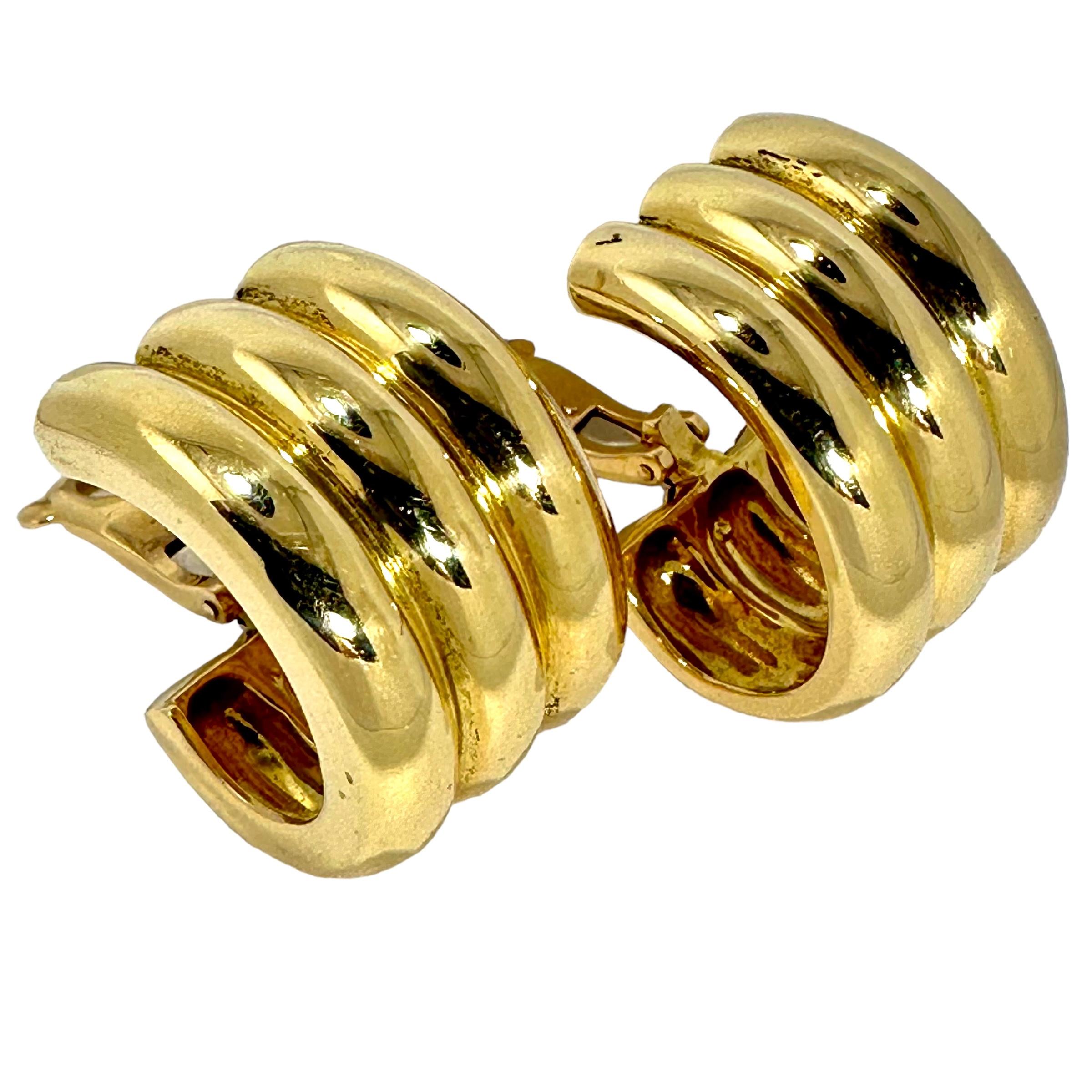 Moderne Cartier French, boucles d'oreilles vintage à trois anneaux en or jaune 18 carats d'une largeur de 3/4 pouce  en vente