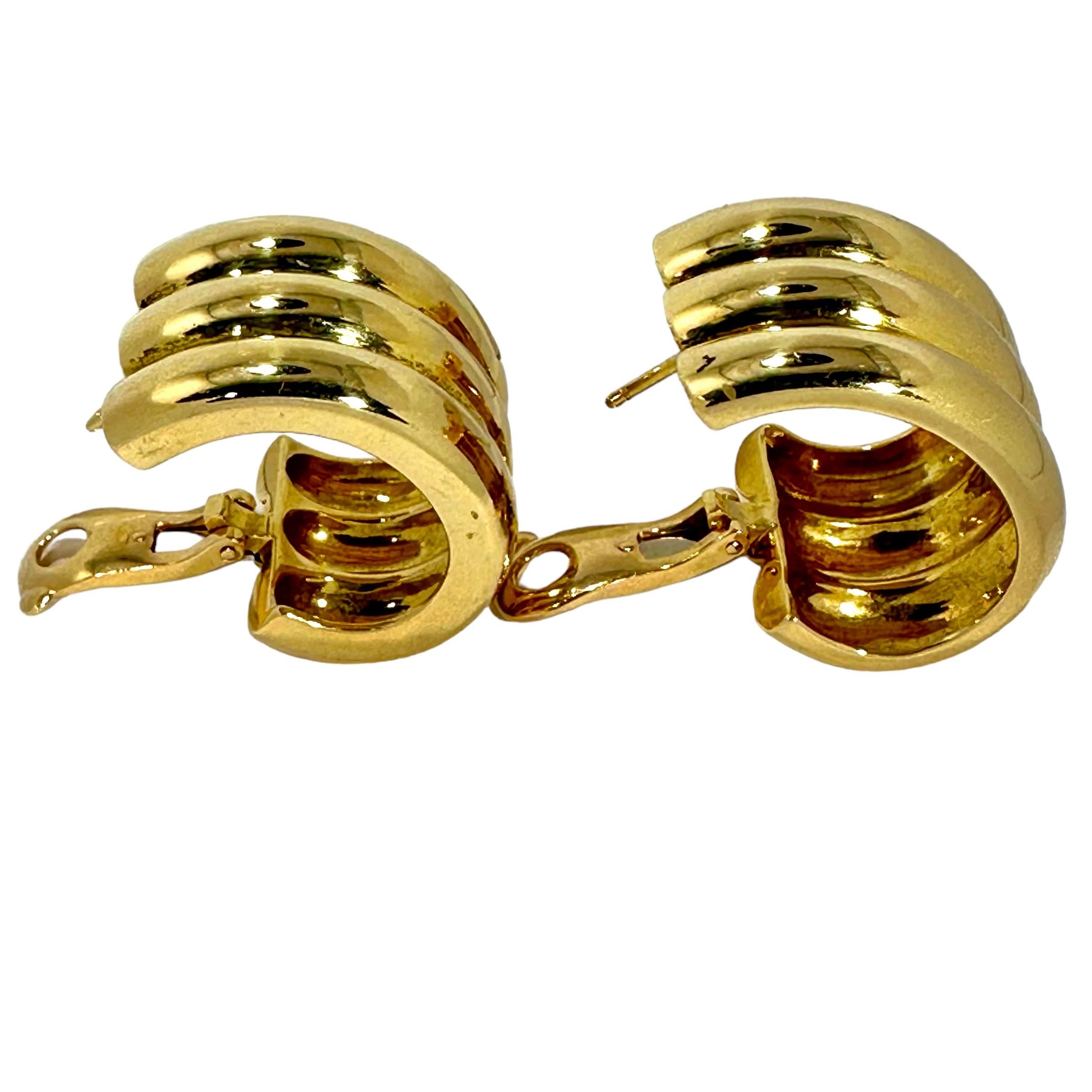 Cartier French, boucles d'oreilles vintage à trois anneaux en or jaune 18 carats d'une largeur de 3/4 pouce  Bon état - En vente à Palm Beach, FL