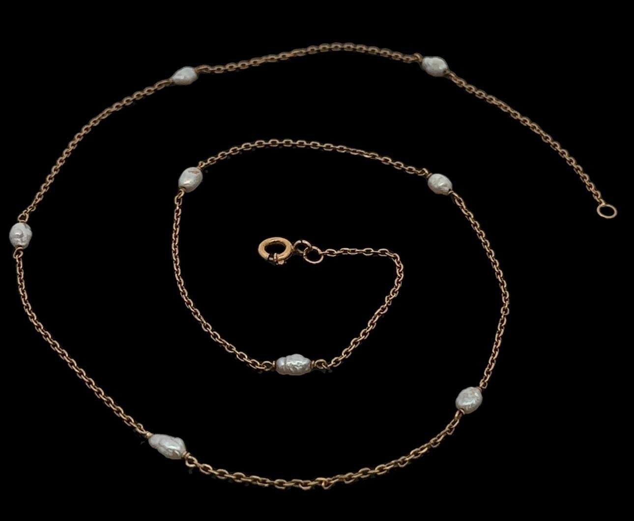 -Stein(e)-
(8) Echte Süßwasserperlen - Barocke Form - Weiße Farbe mit schönem Lüster - 5,60mm bis 6,4mm (ca.)

MATERIAL: Massives 18k Gelbgold
Gewicht: 3.69 Gramm
Kette Typ: 20