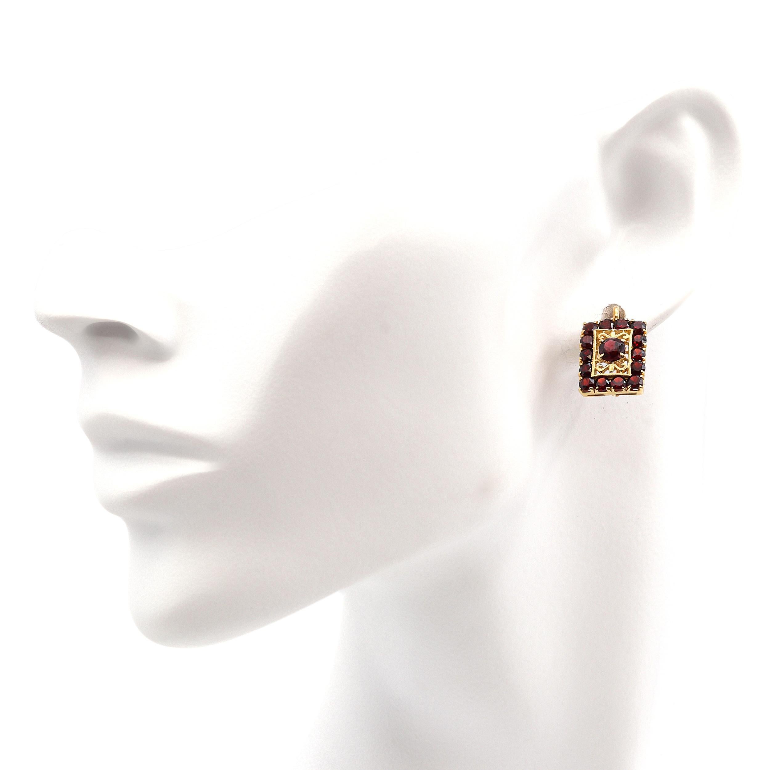 Round Cut Vintage 18K Yellow Gold Garnet Cluster Earrings For Sale