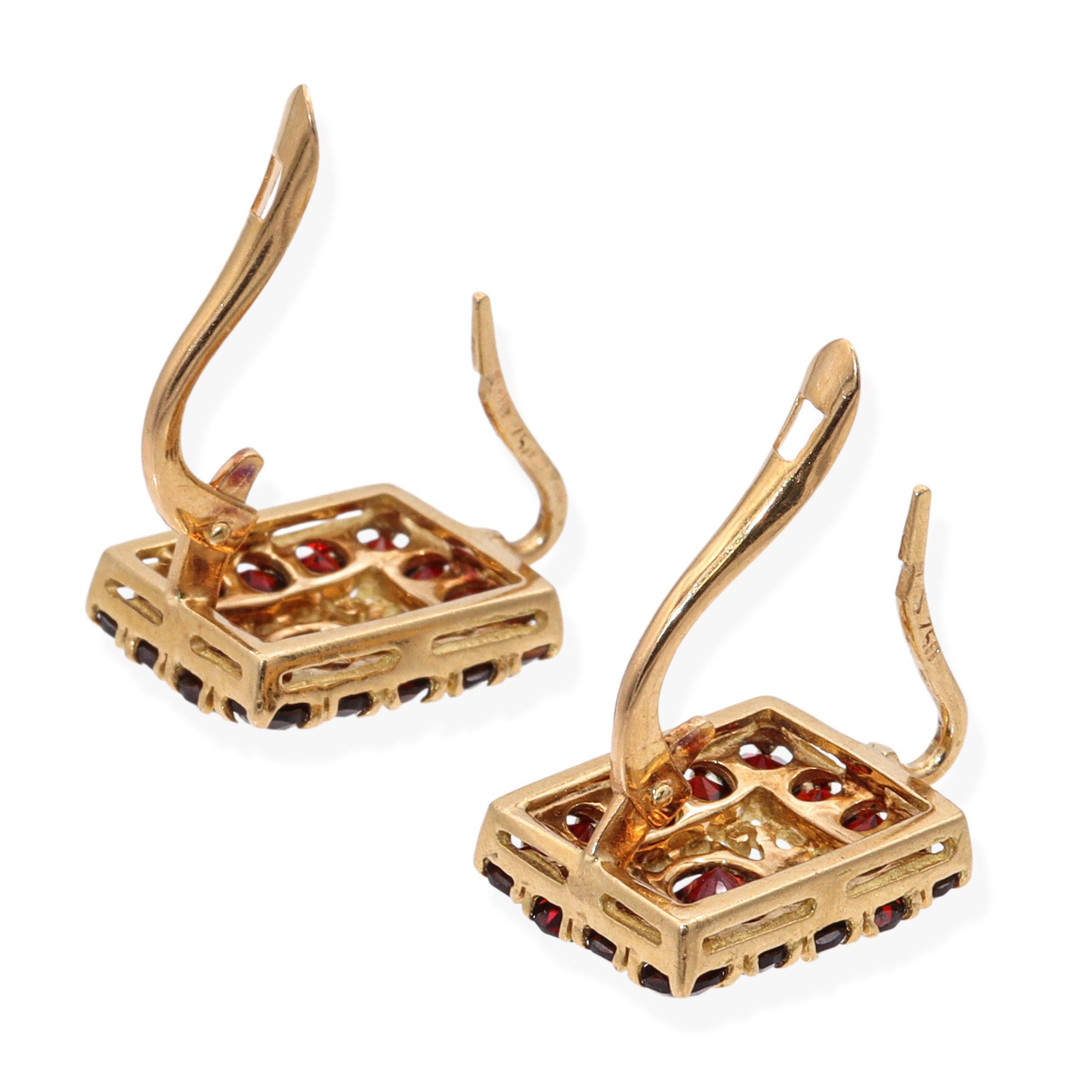 Vintage 18K Yellow Gold Garnet Cluster Earrings In Good Condition For Sale In New York, NY