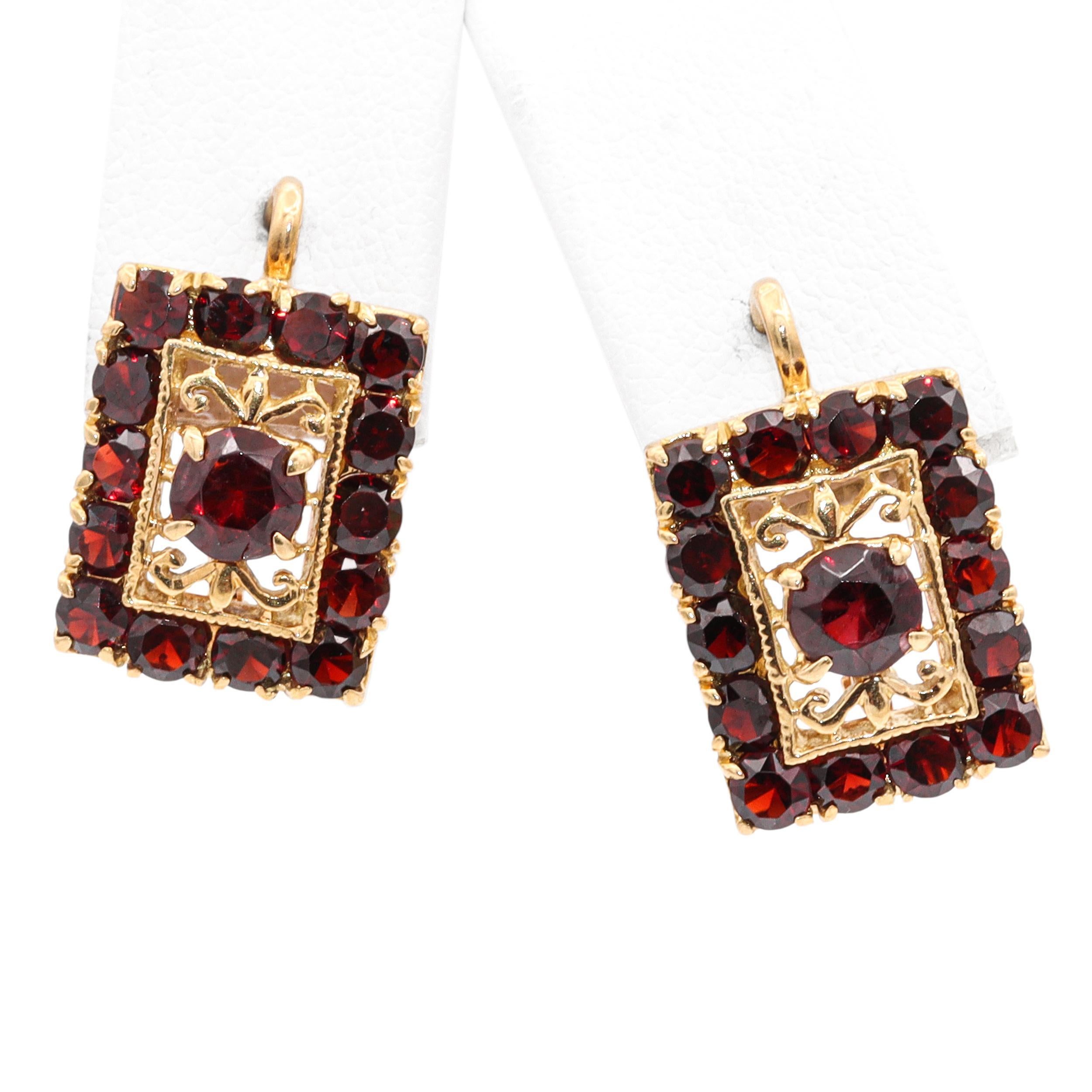 Women's Vintage 18K Yellow Gold Garnet Cluster Earrings For Sale