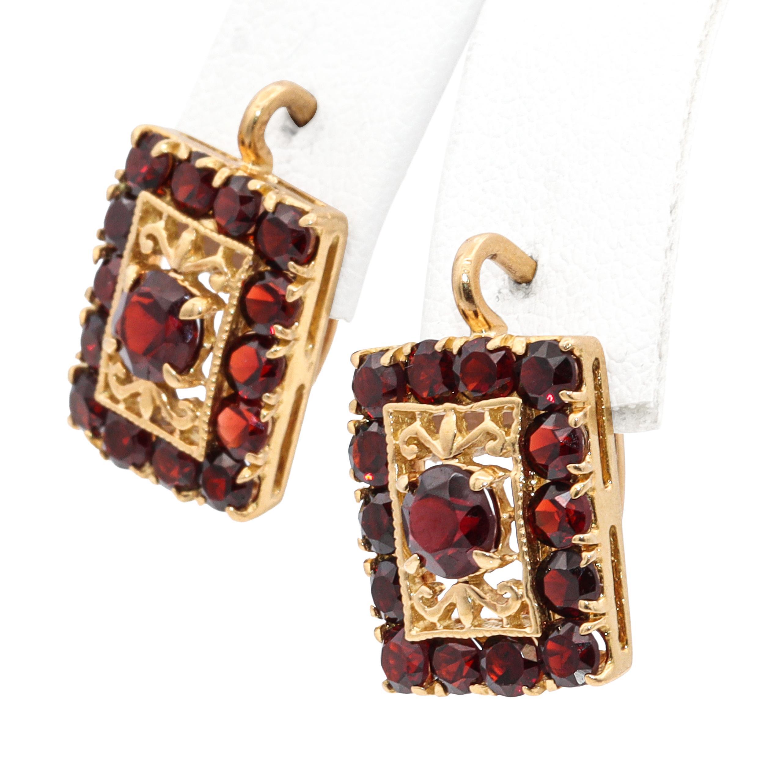 Vintage 18K Yellow Gold Garnet Cluster Earrings For Sale 1