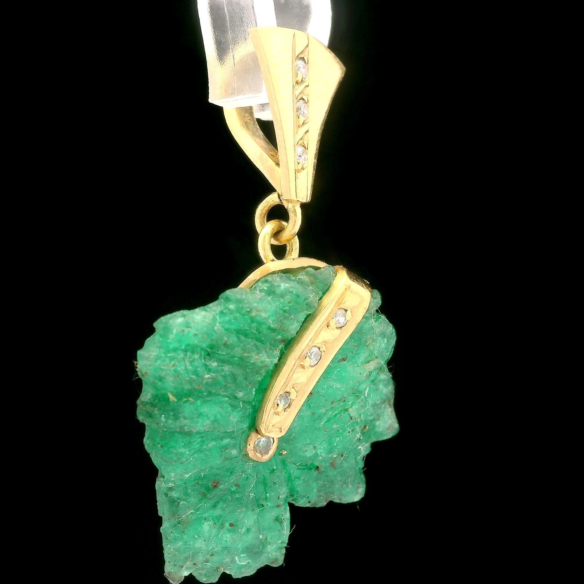 Brilliant Cut Vintage 18k Yellow Gold GIA 16.91ct Carved Emerald Diamond Indian Head Pendant For Sale